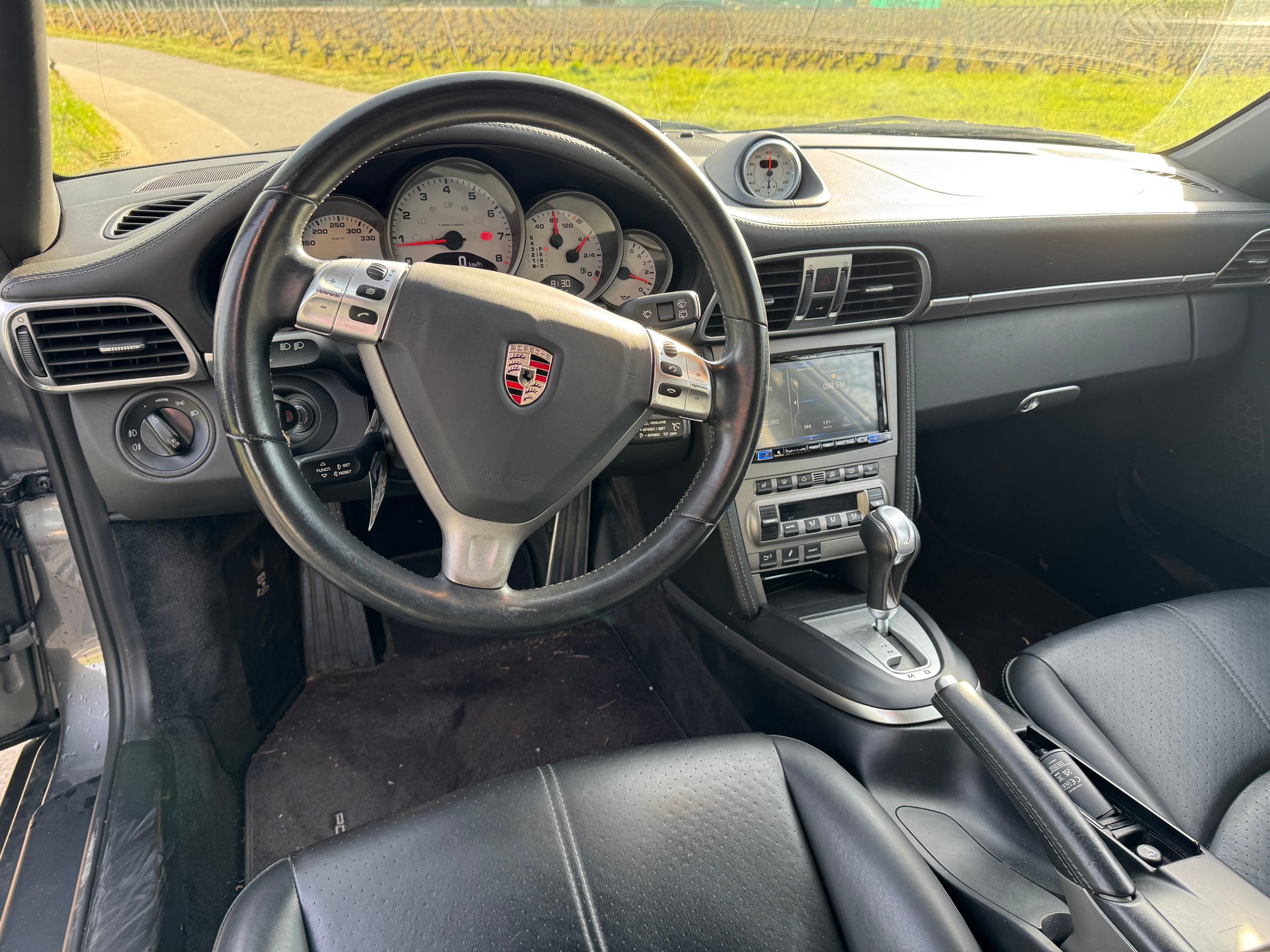 PORSCHE 911 Carrera 4S-image-8