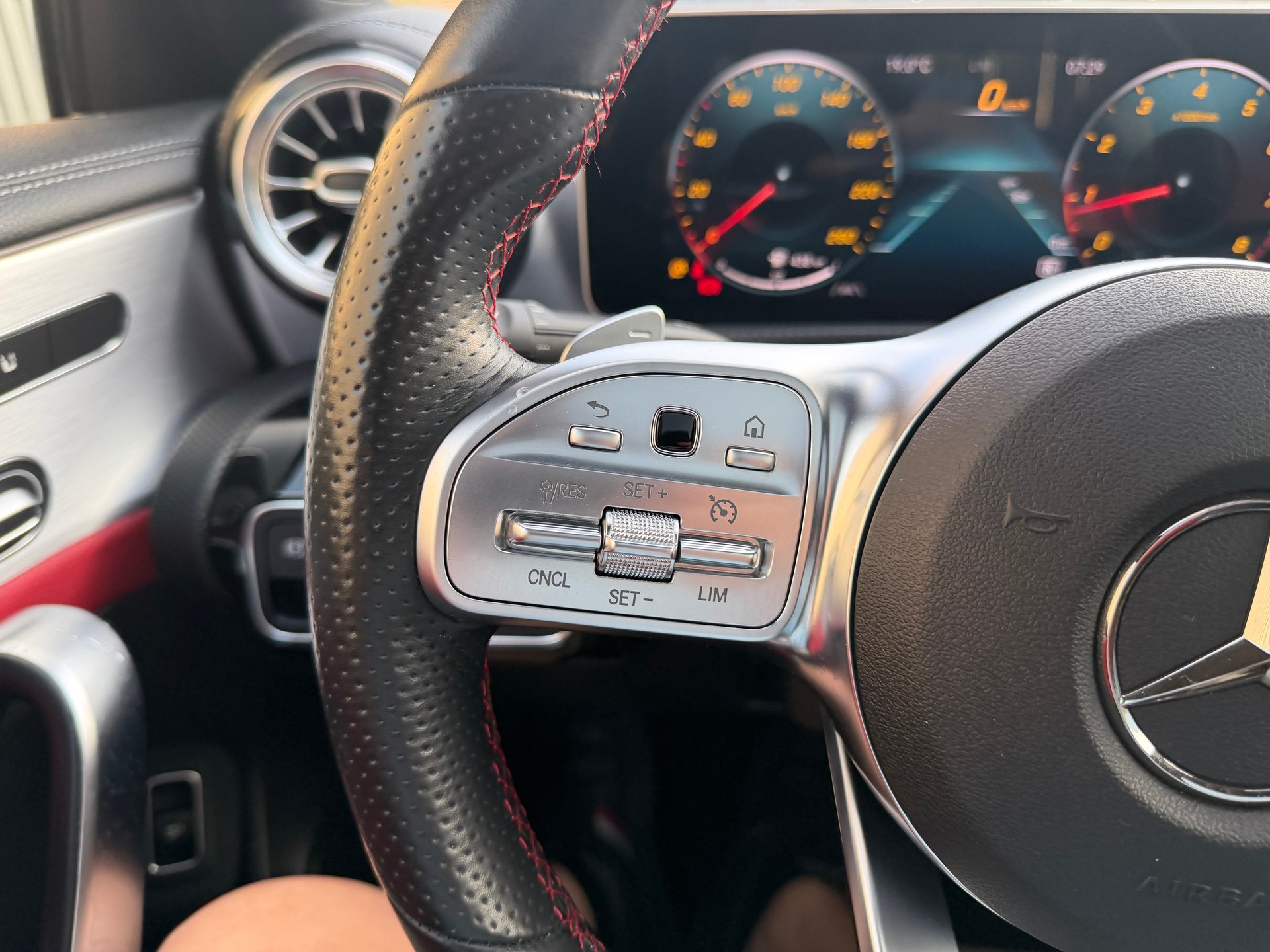 MERCEDES-BENZ A 180 AMG Line 7G-DCT-image-23