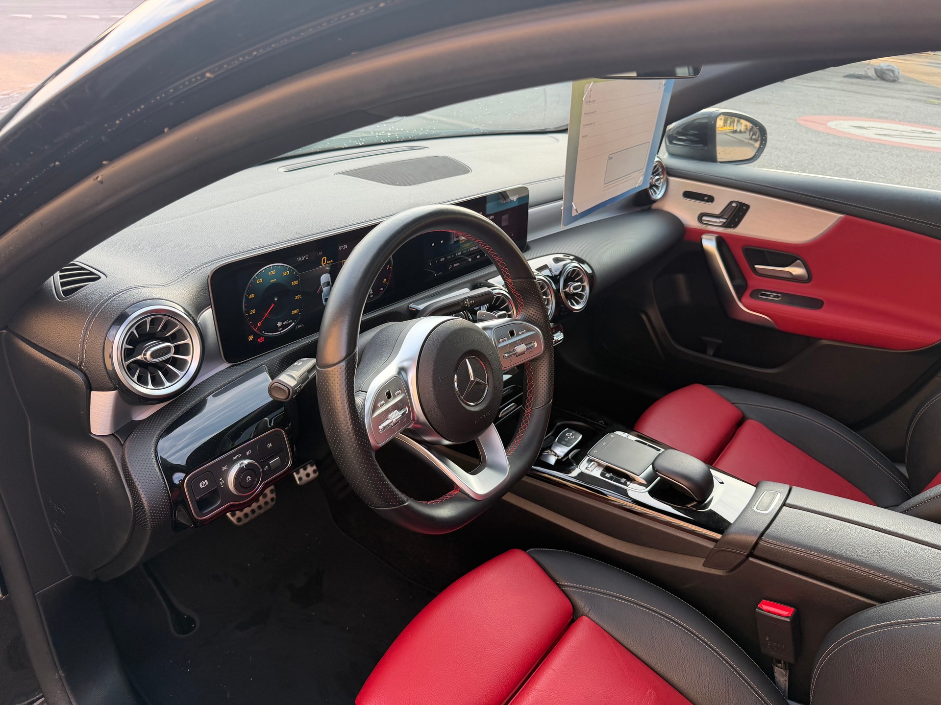 MERCEDES-BENZ A 180 AMG Line 7G-DCT-image-17