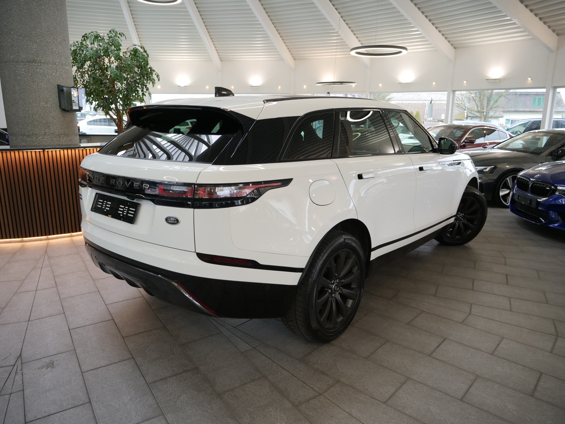 LAND ROVER Range Rover Velar R-Dynamic D 180 SE Automatic-image-1