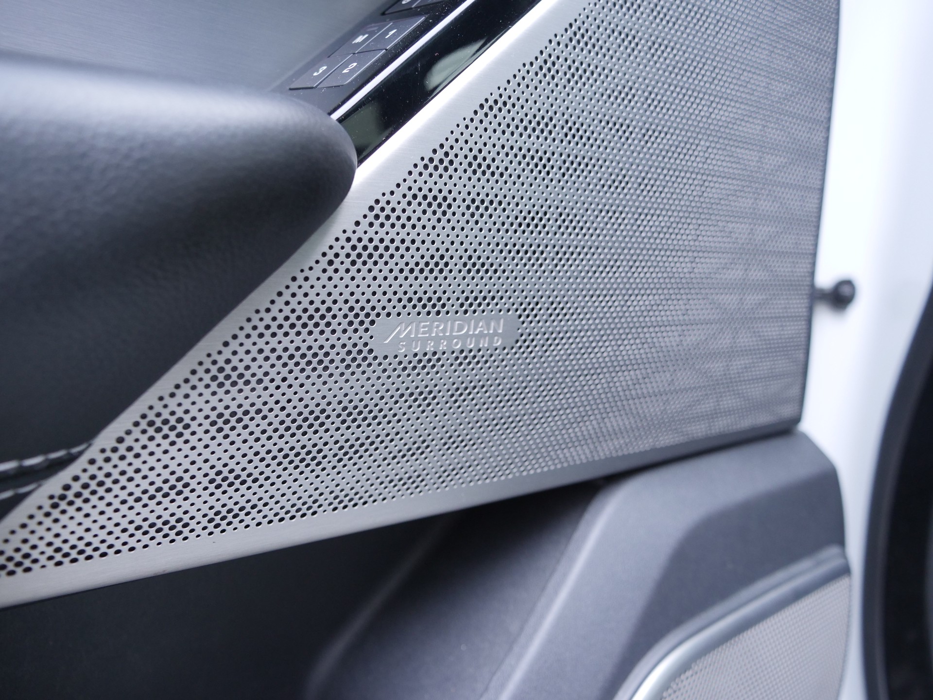 LAND ROVER Range Rover Velar R-Dynamic D 180 SE Automatic-image-16