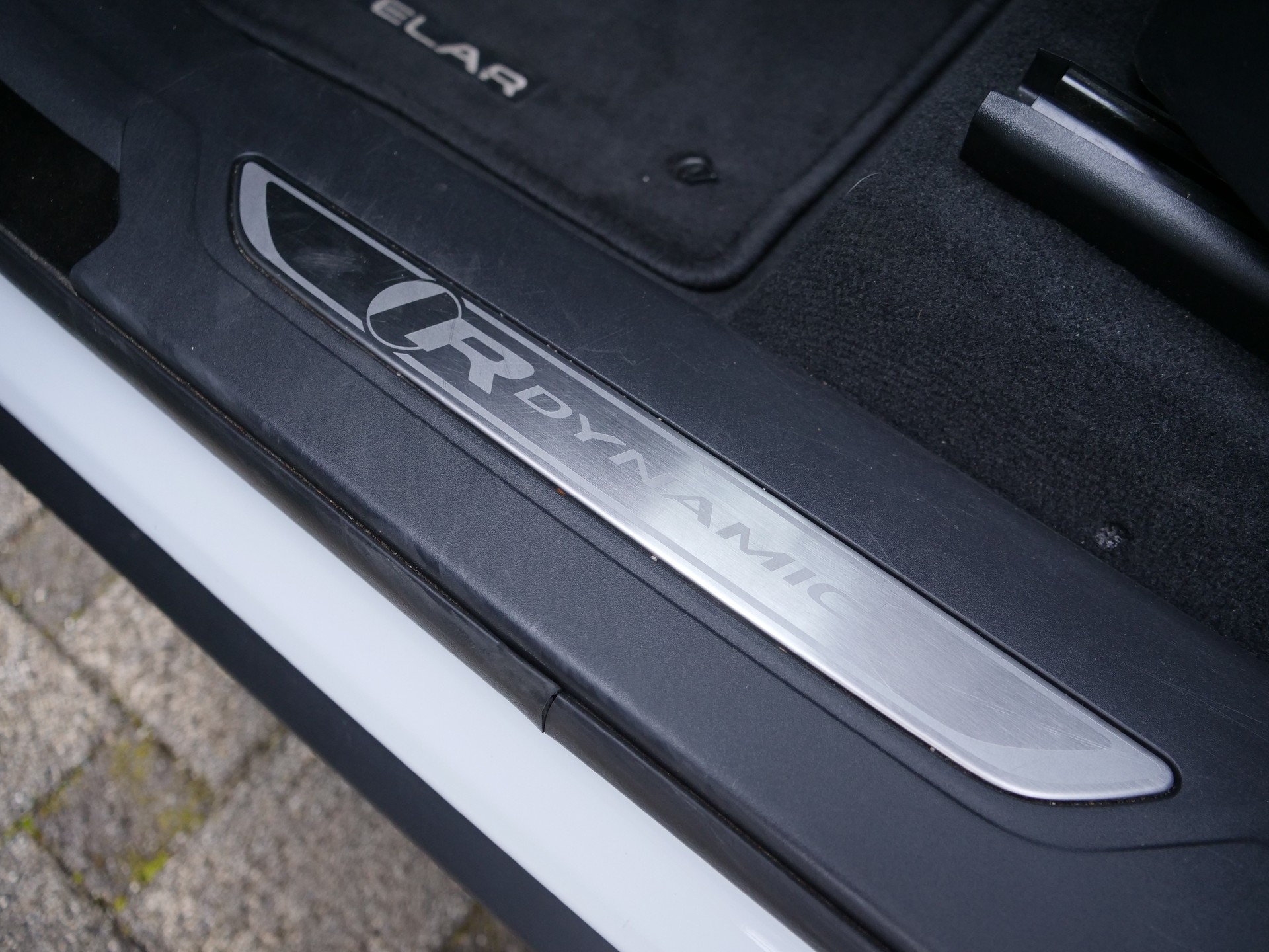 LAND ROVER Range Rover Velar R-Dynamic D 180 SE Automatic-image-17