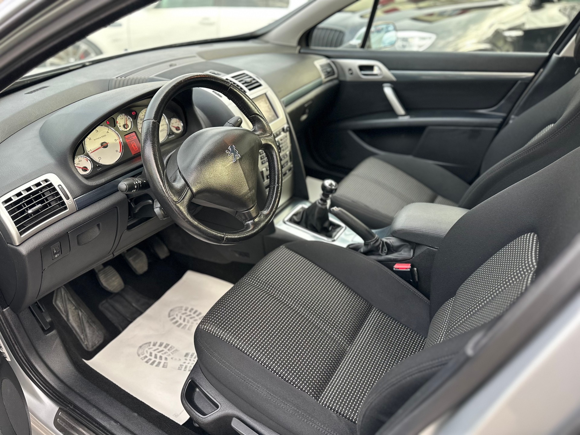 PEUGEOT 407 2.2 HDI Platinium Edition-image-9