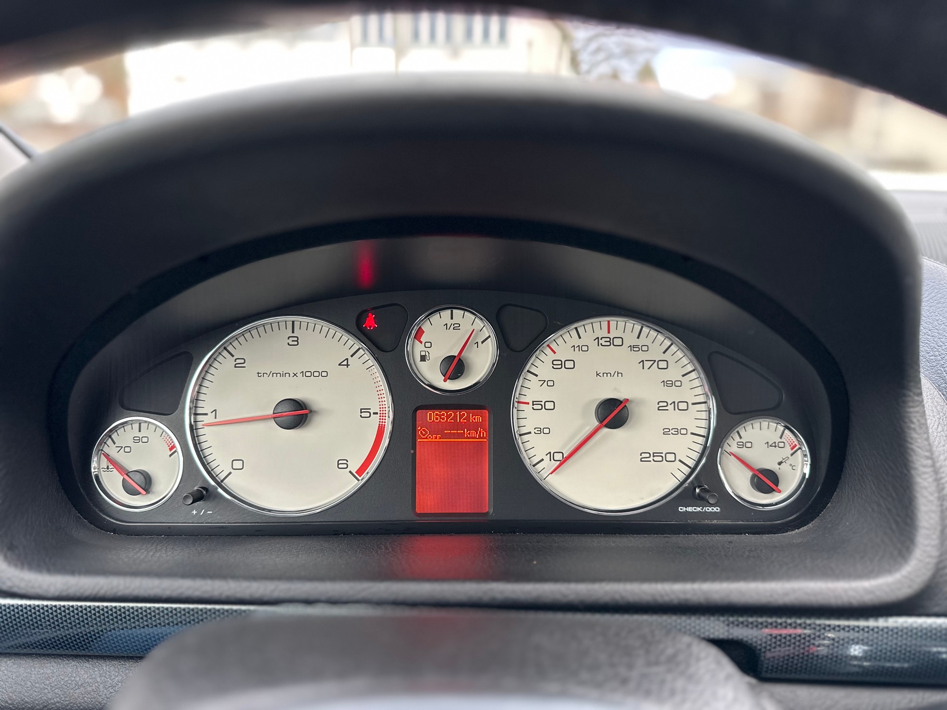 PEUGEOT 407 2.2 HDI Platinium Edition-image-13