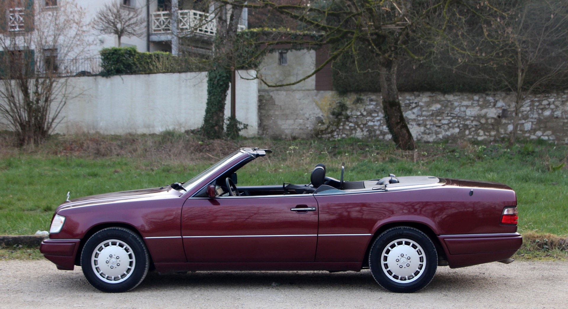 MERCEDES-BENZ E 220 Cabrio-image-17