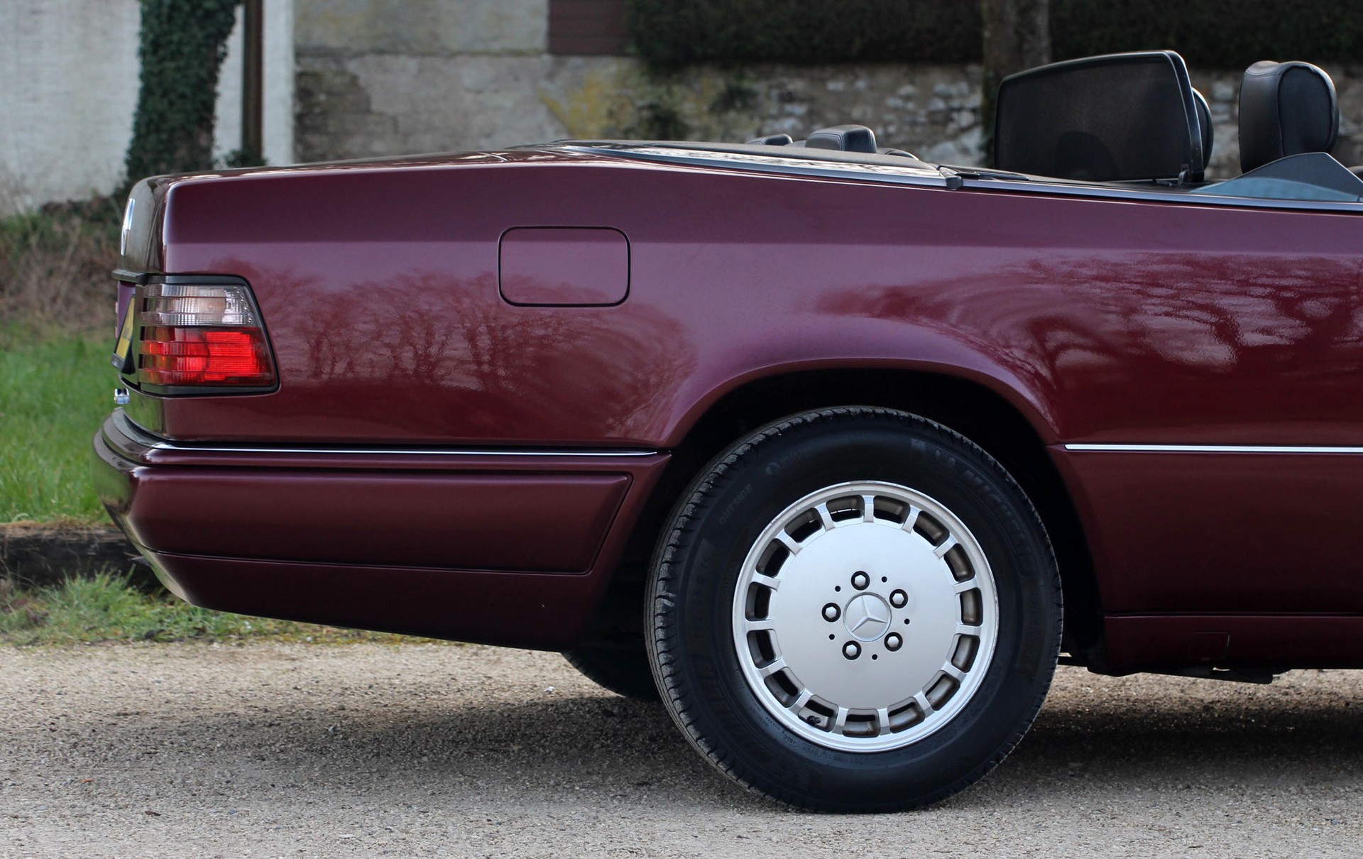 MERCEDES-BENZ E 220 Cabrio-image-14