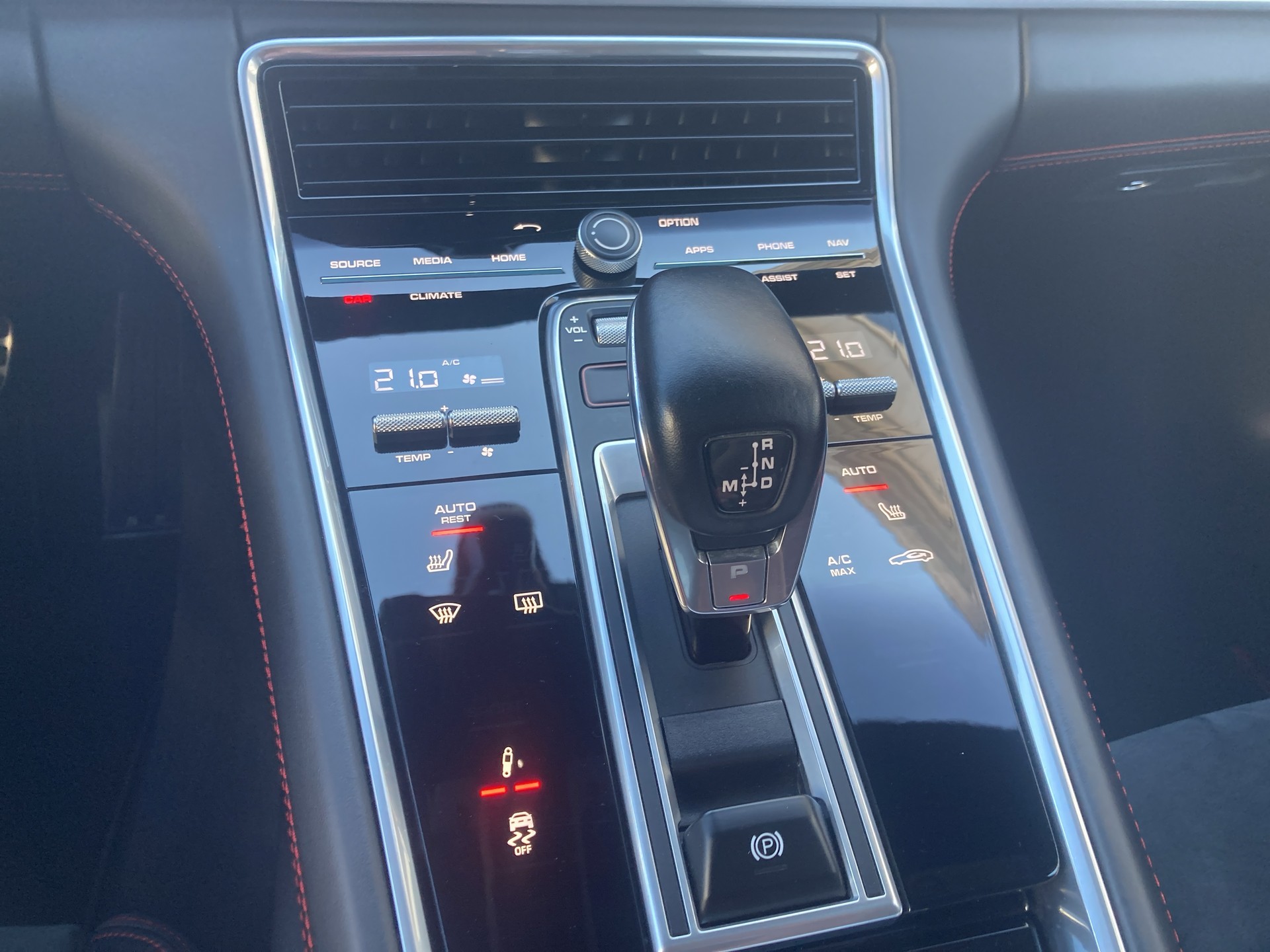 PORSCHE Panamera GTS Sport Turismo 4.0 V8-image-16