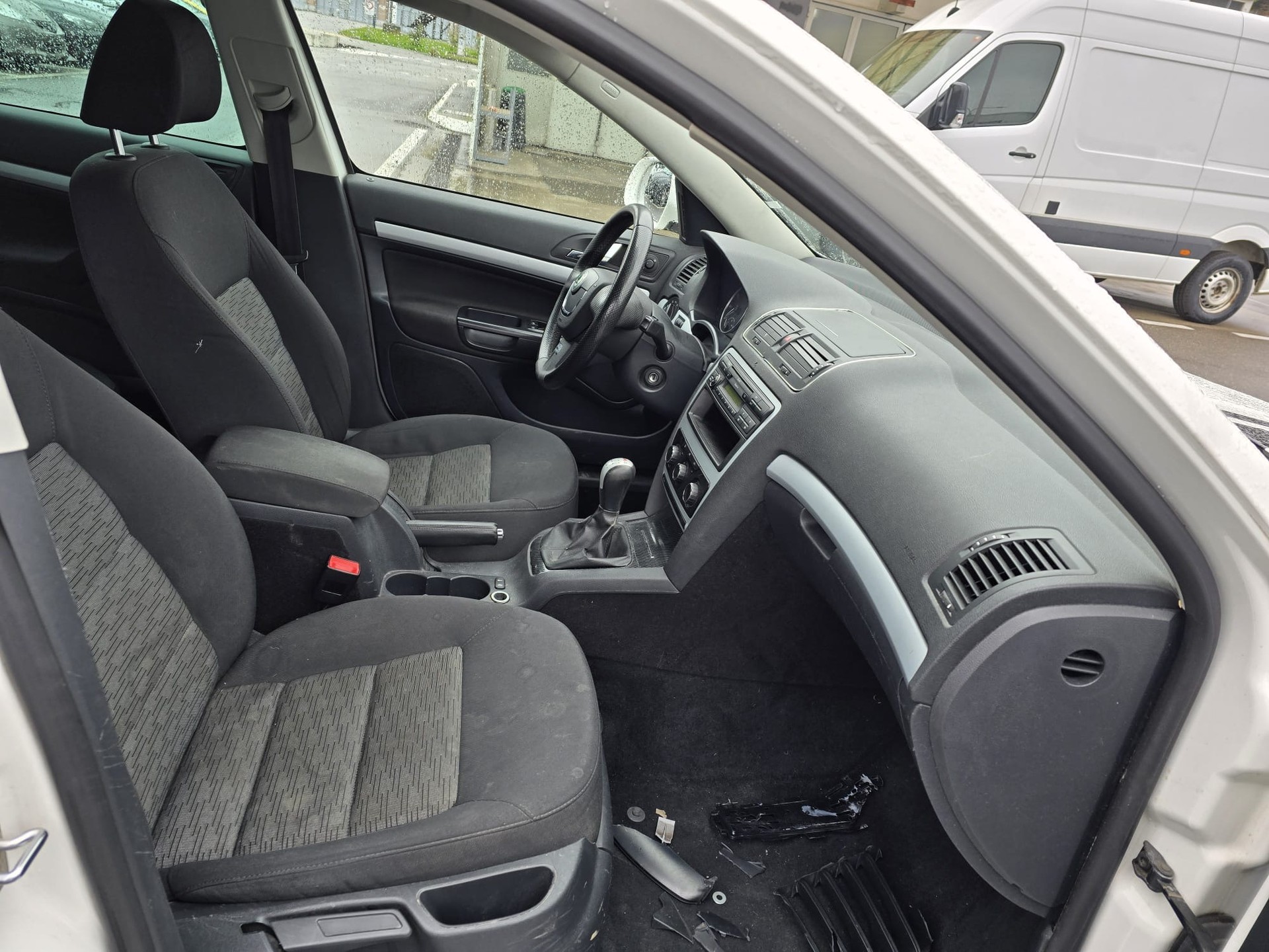 SKODA Octavia Combi 1.8 TSI Stöckli 4x4-image-12