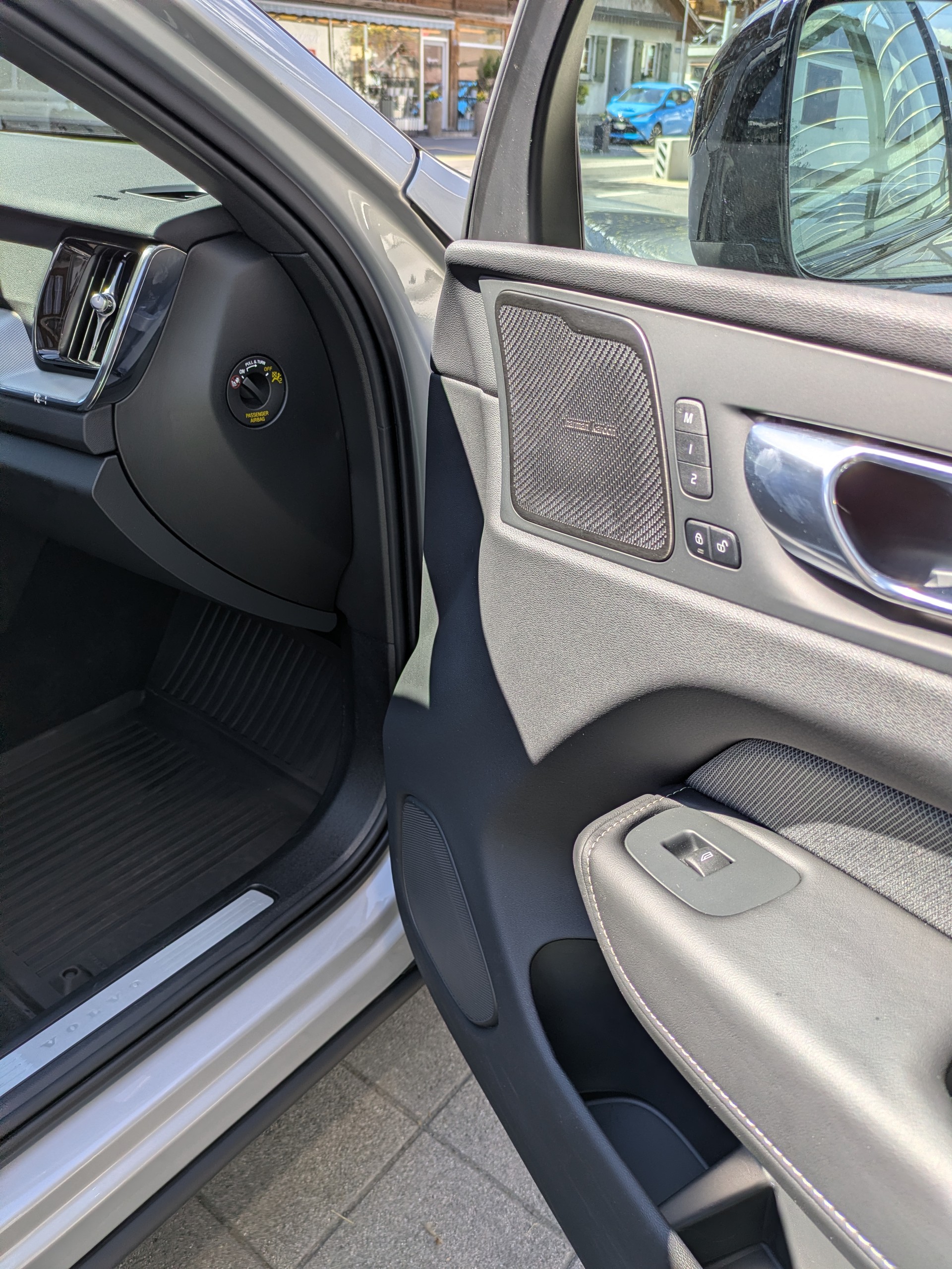 VOLVO XC60 2.0 B5 MH Plus Dark AWD-image-12