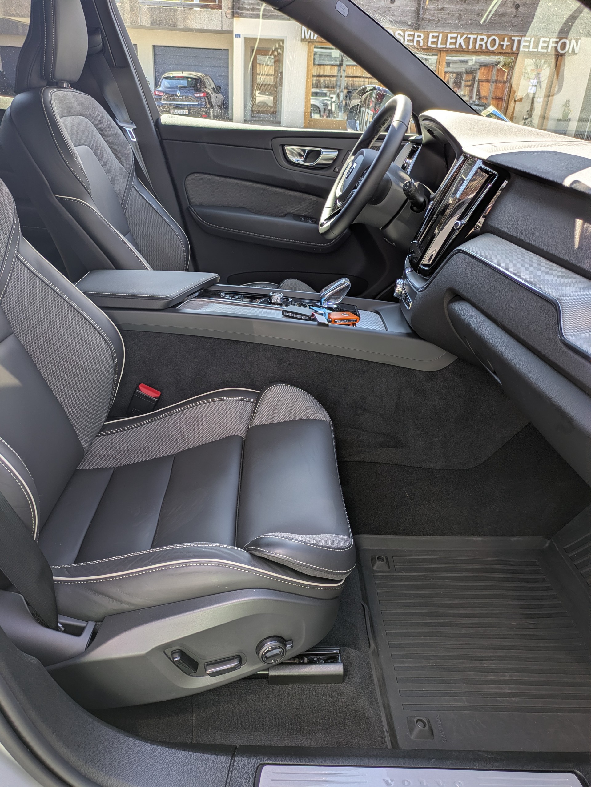 VOLVO XC60 2.0 B5 MH Plus Dark AWD-image-9