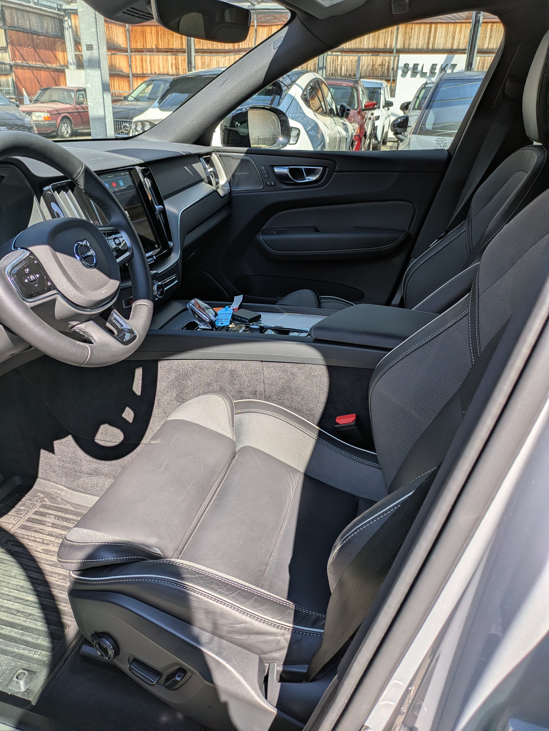 VOLVO XC60 2.0 B5 MH Plus Dark AWD-image-15