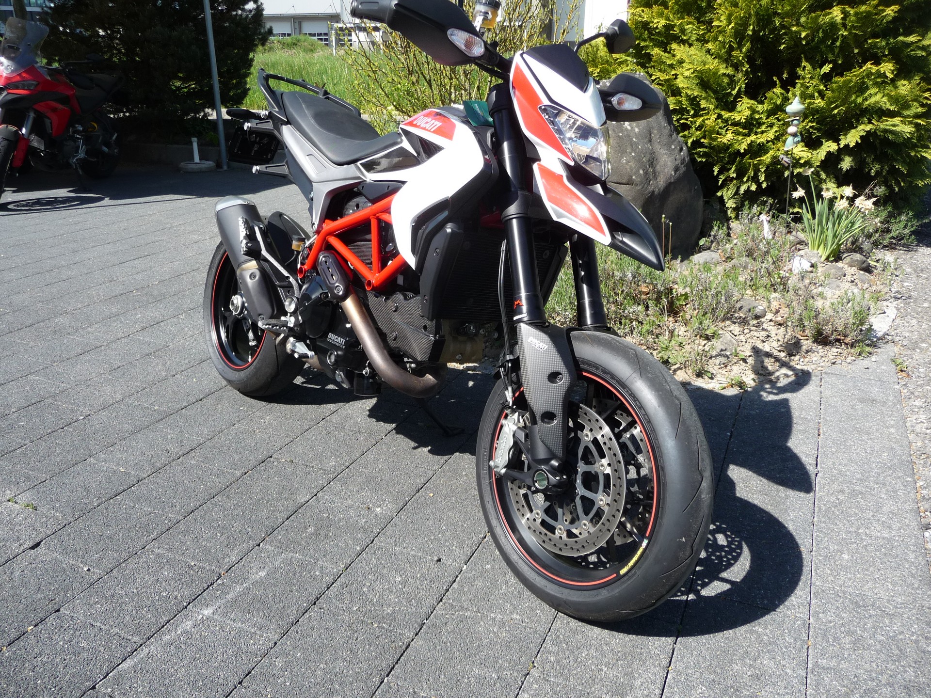 DUCATI Hypermotard 821 SP-showroom-element-1