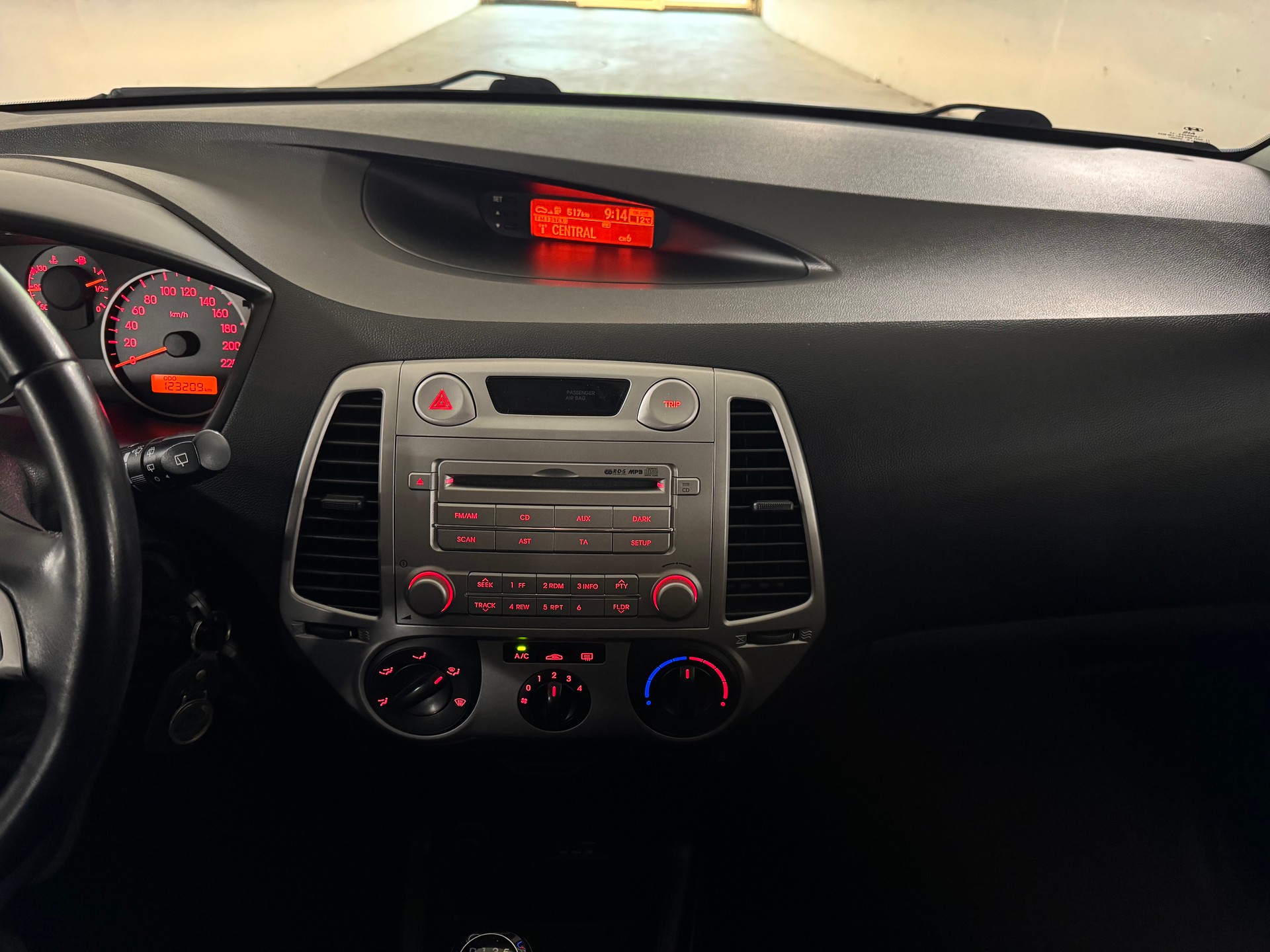HYUNDAI i20 1.4 Style 1-Hand, CH-Fahrzeug-image-13