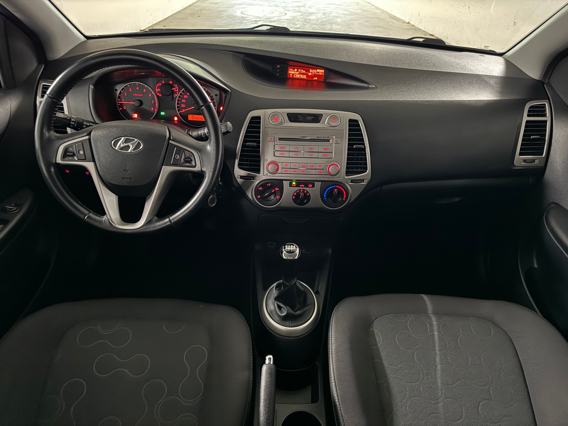 HYUNDAI i20 1.4 Style 1-Hand, CH-Fahrzeug-image-11
