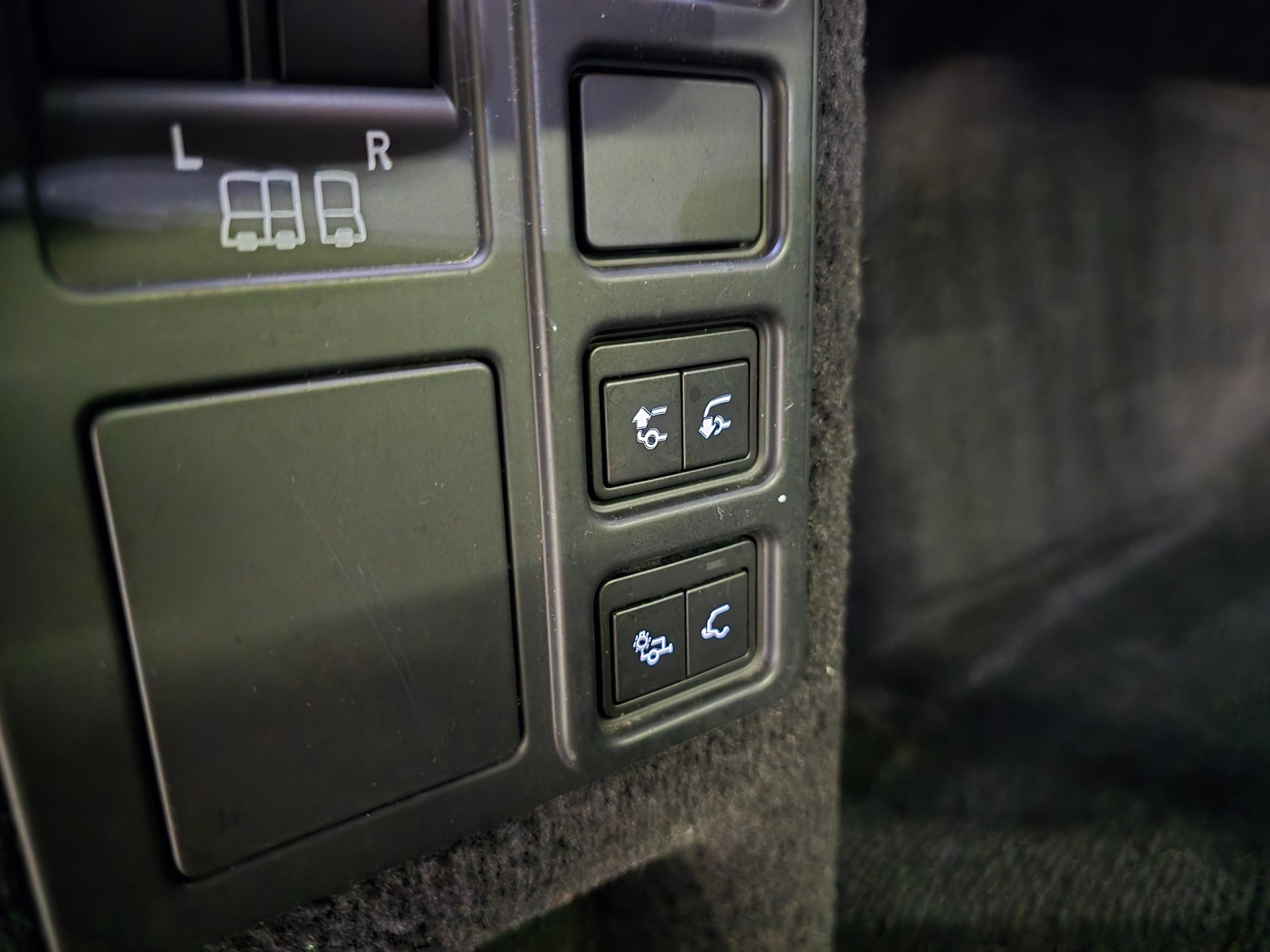 LAND ROVER Discovery 3.0 i6 360 SE AWD Automatic-image-26