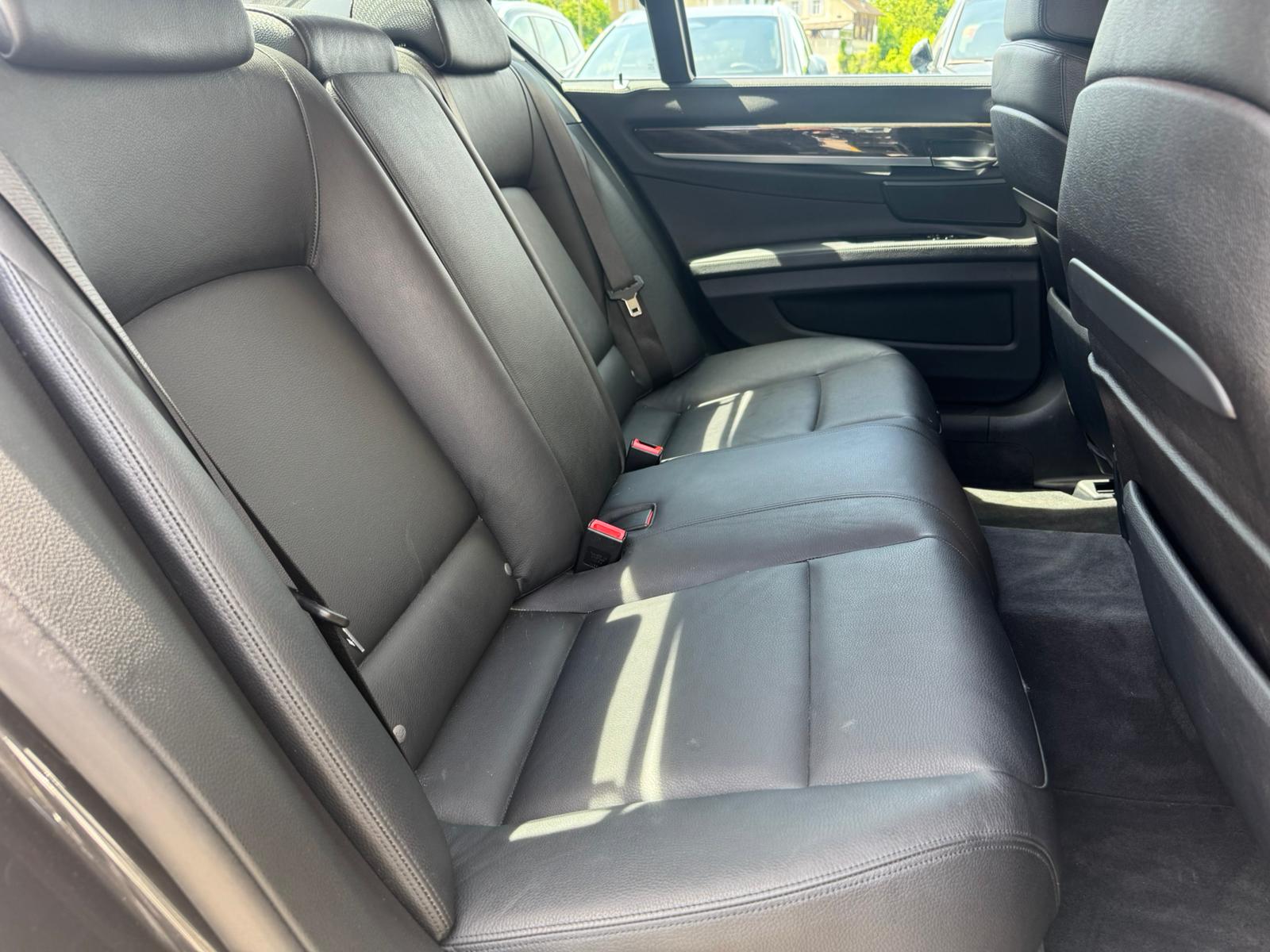 BMW 740d xDrive-image-19