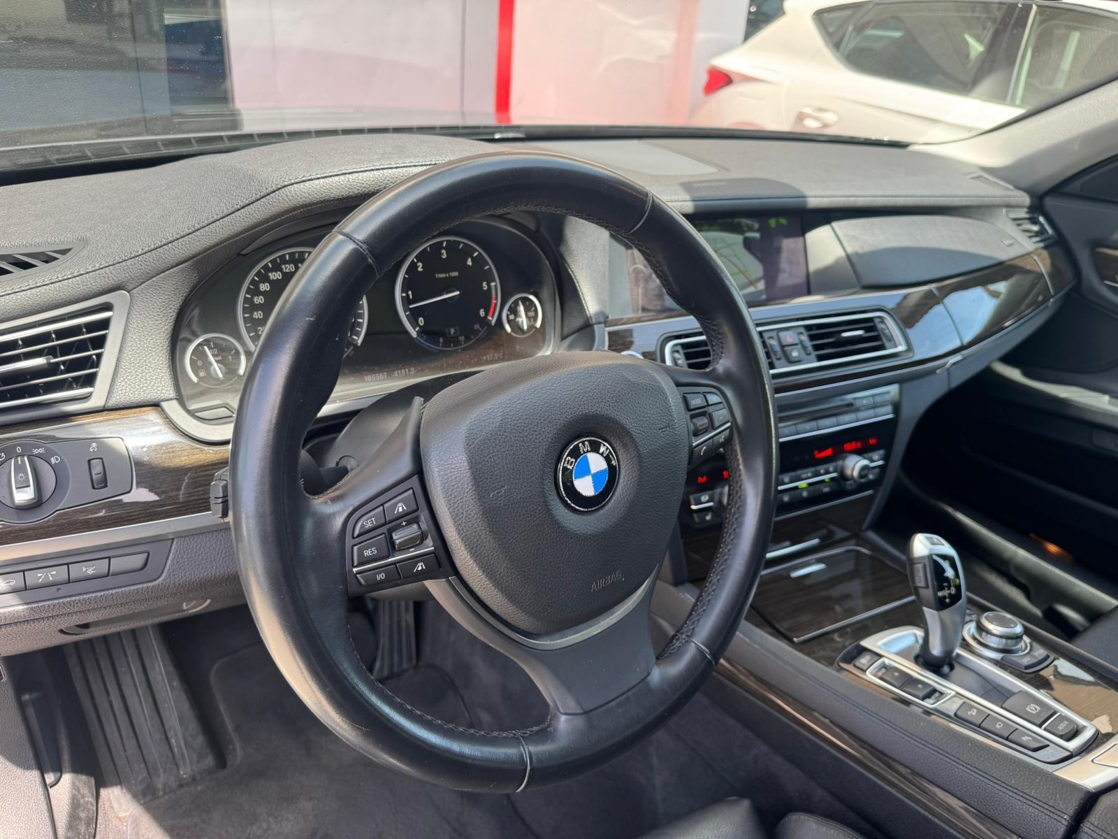 BMW 740d xDrive-image-16