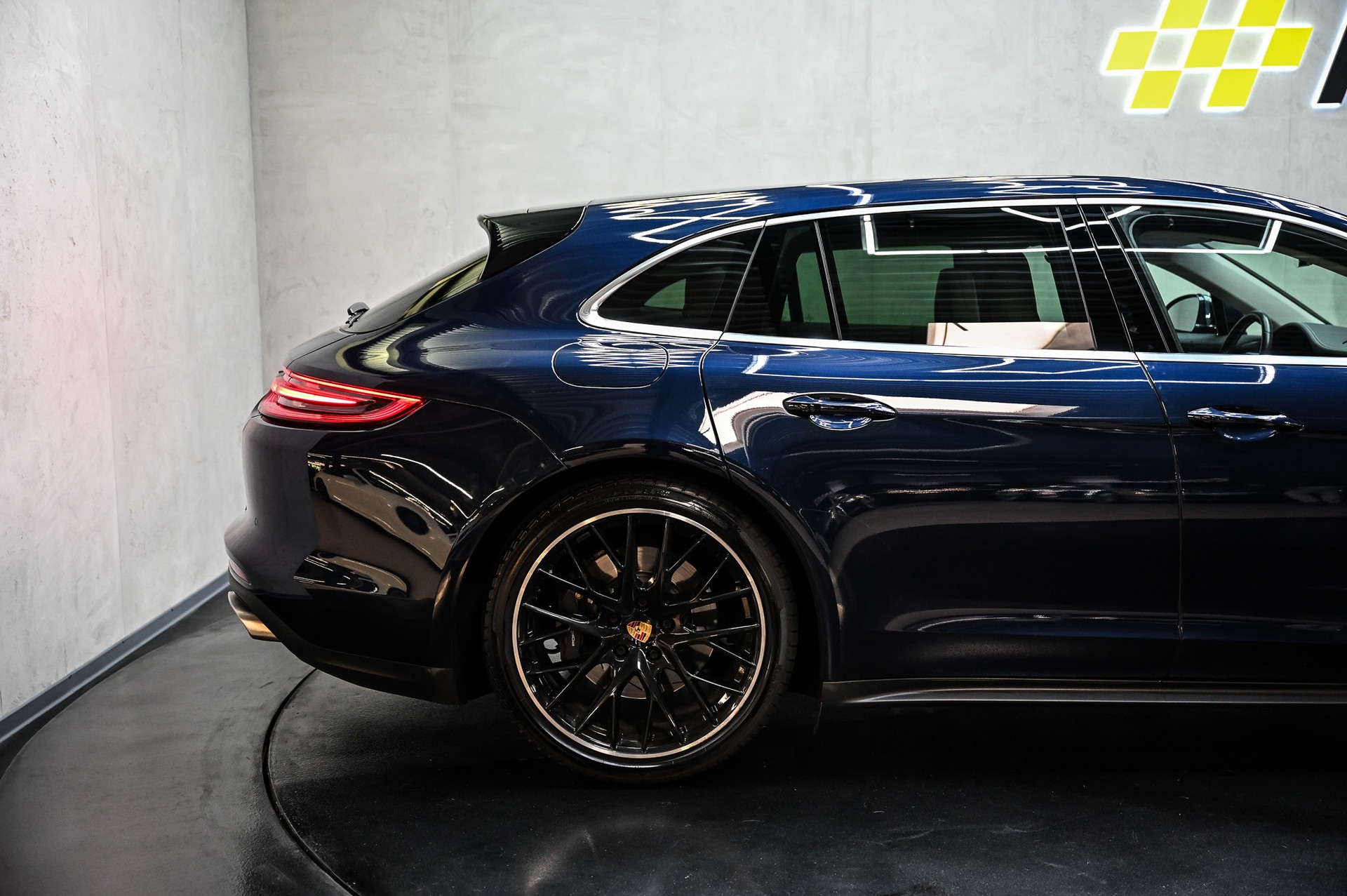 PORSCHE Panamera 4 Sport Turismo-image-13