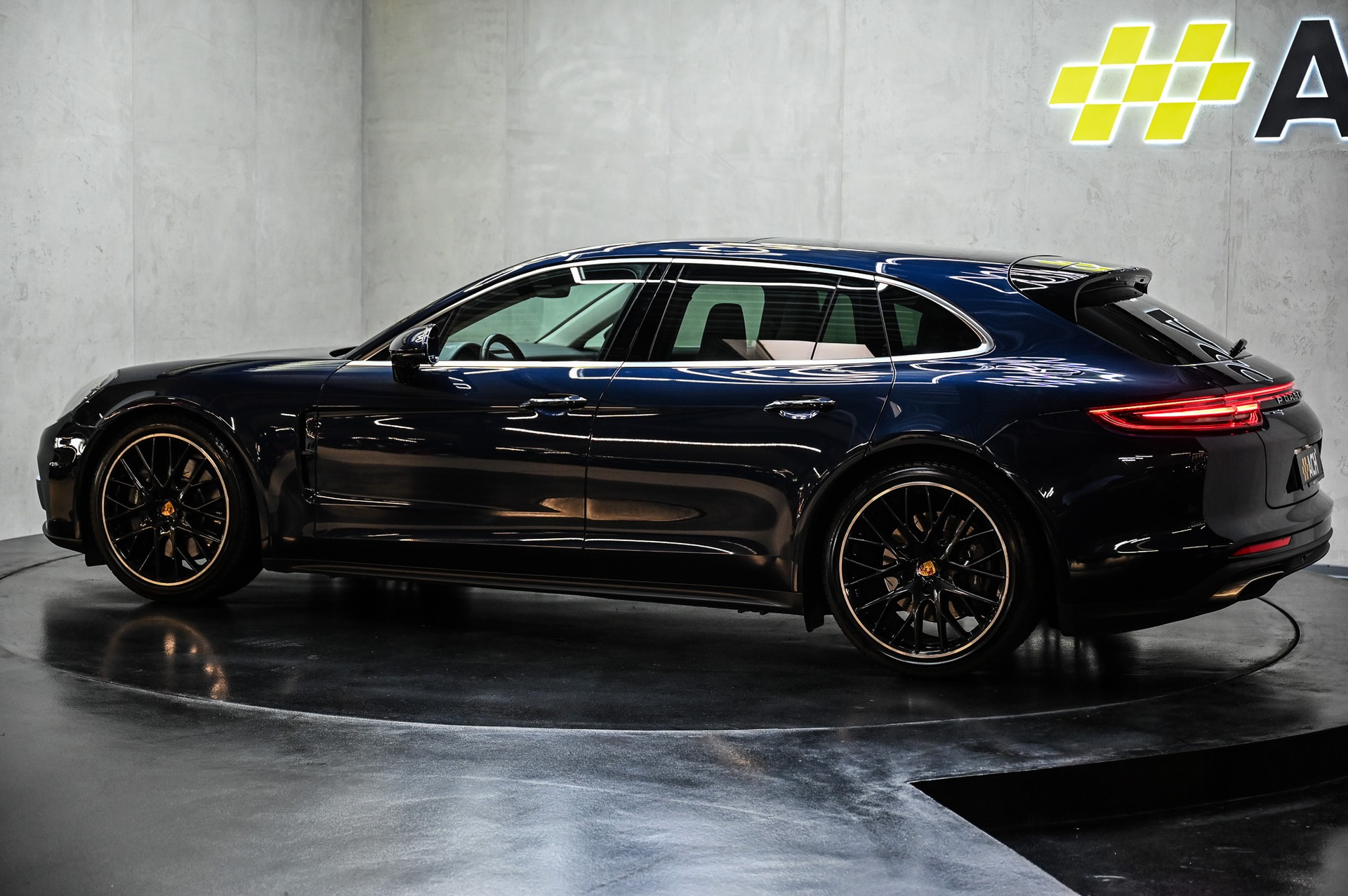 PORSCHE Panamera 4 Sport Turismo-image-5