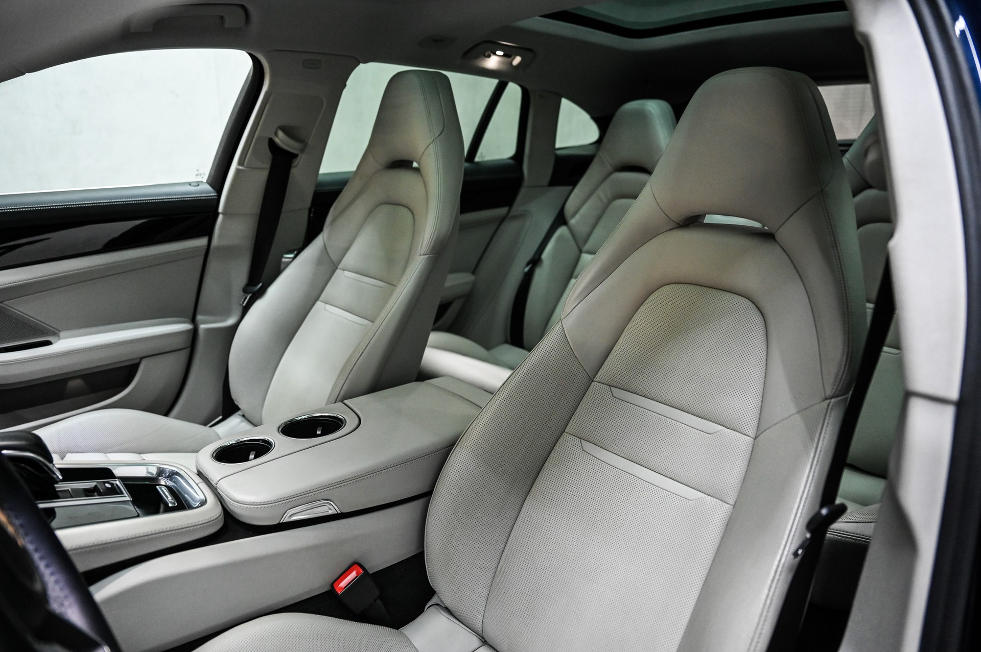 PORSCHE Panamera 4 Sport Turismo-image-21