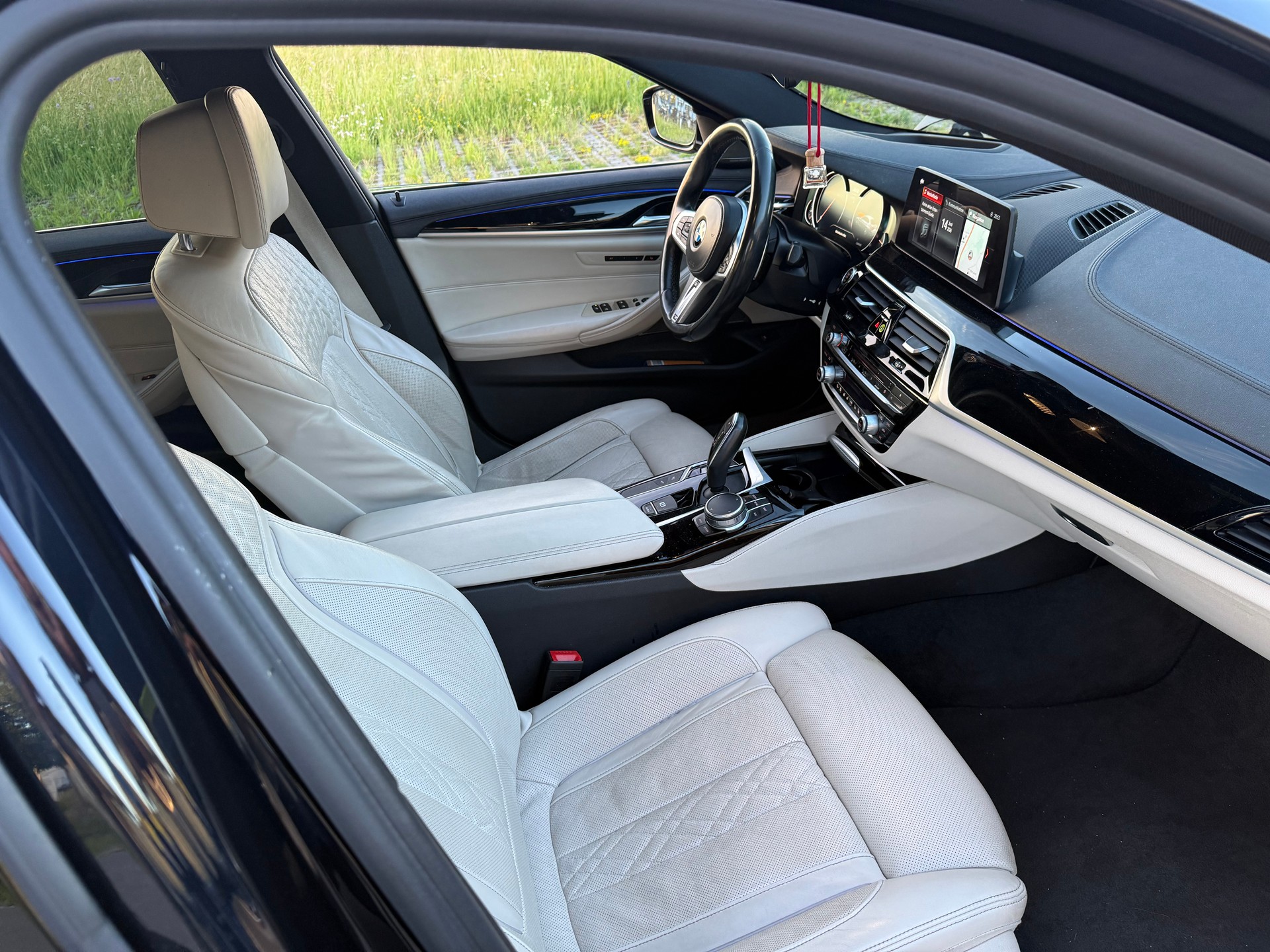 BMW 540i xDrive Sport Line Steptronic-image-17