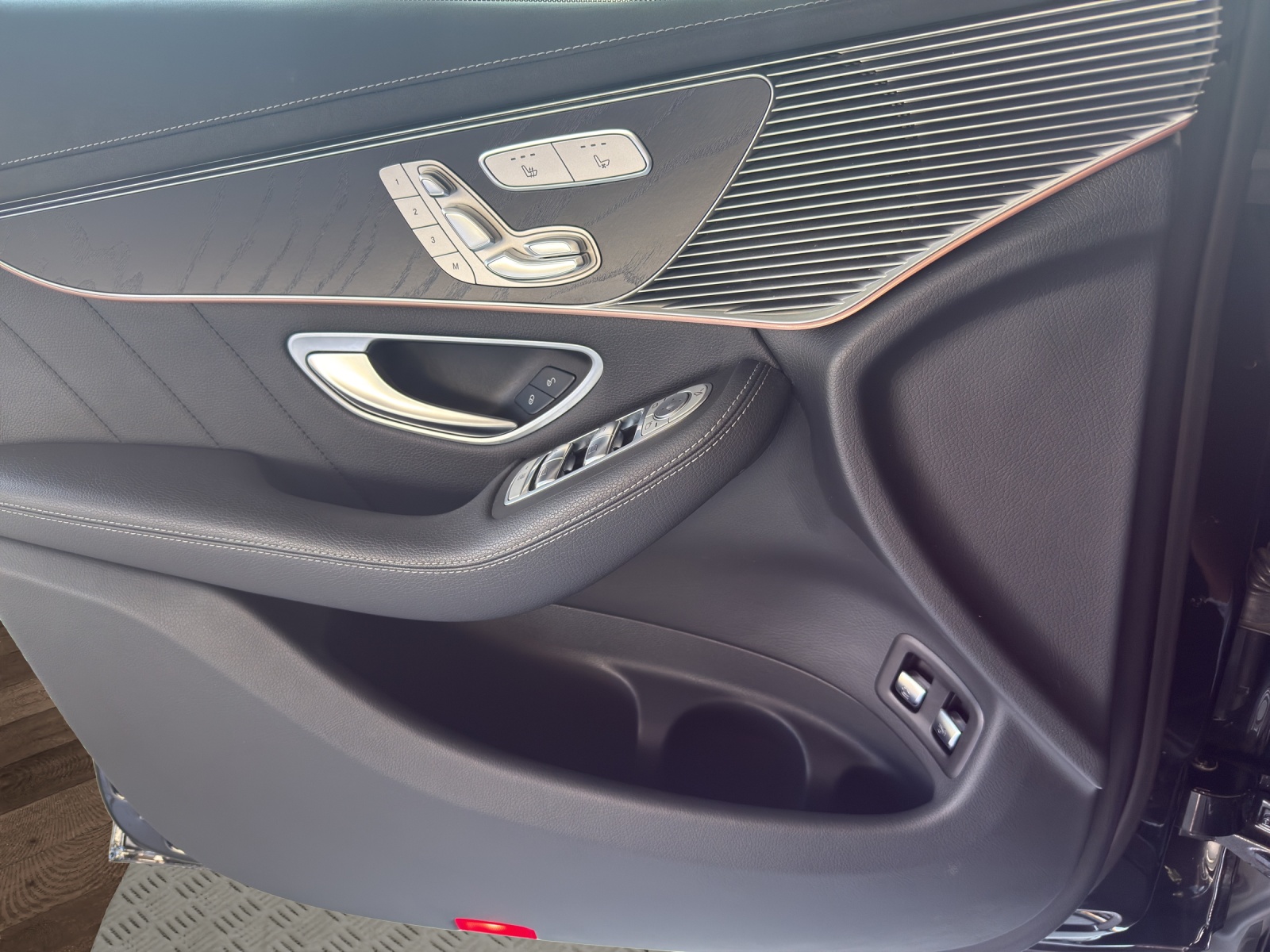 MERCEDES-BENZ EQC 400 AMG Line 4Matic-image-10