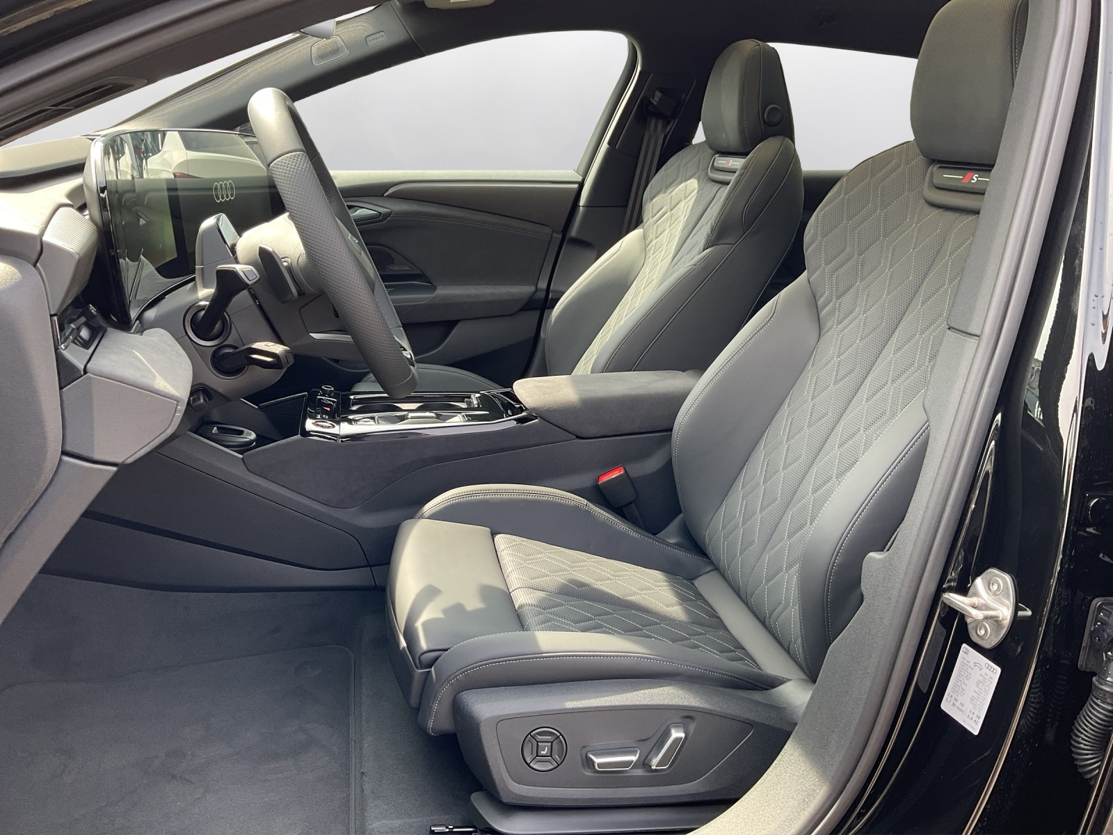 AUDI A6 Avant e-tron quattro-image-9