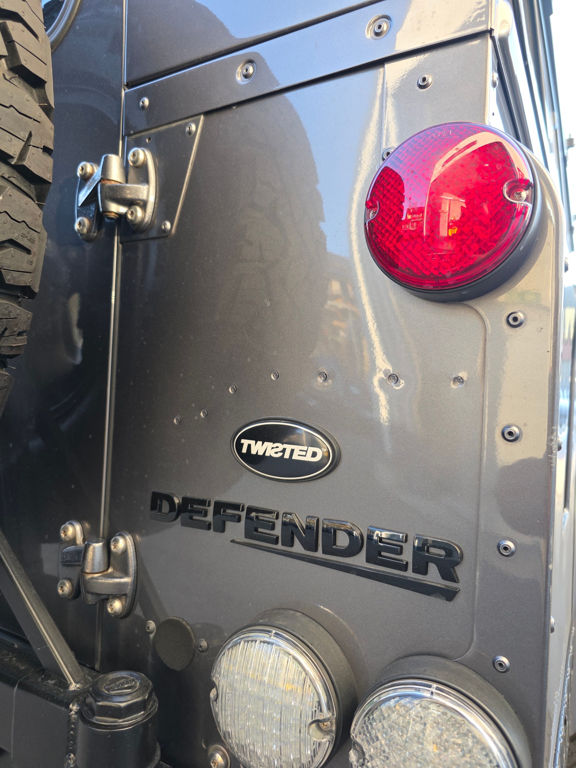 LAND ROVER Defender 110 2.2 TD4 ÉDITION TWISTED-image-2