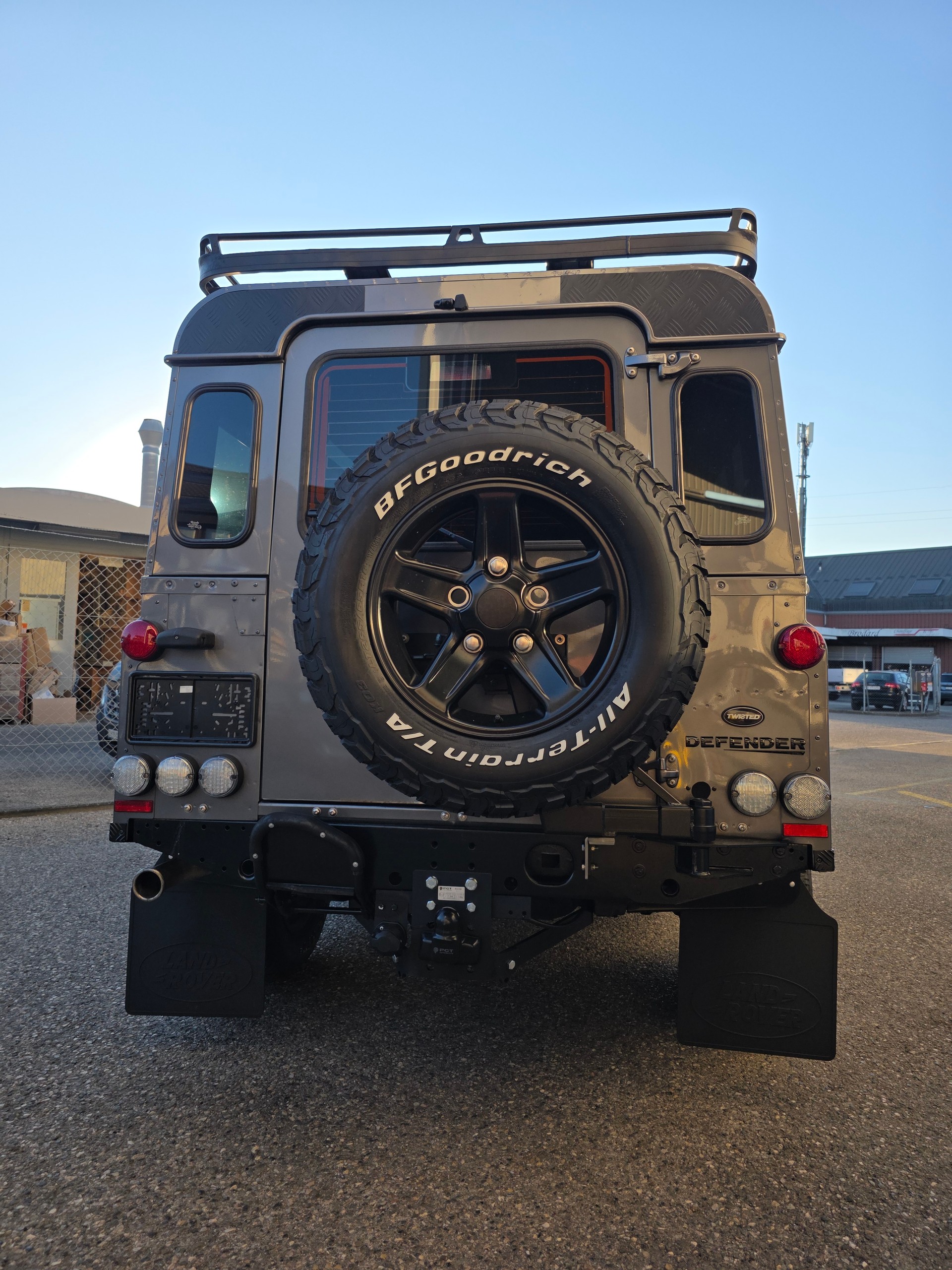 LAND ROVER Defender 110 2.2 TD4 ÉDITION TWISTED-image-3