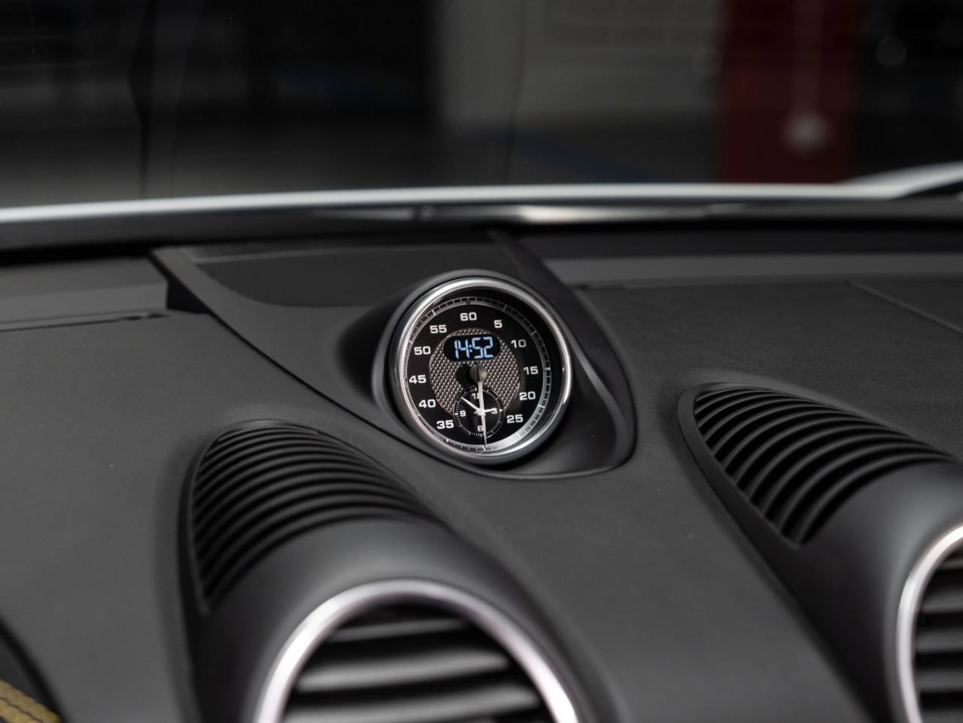 PORSCHE 718 Spyder-image-12