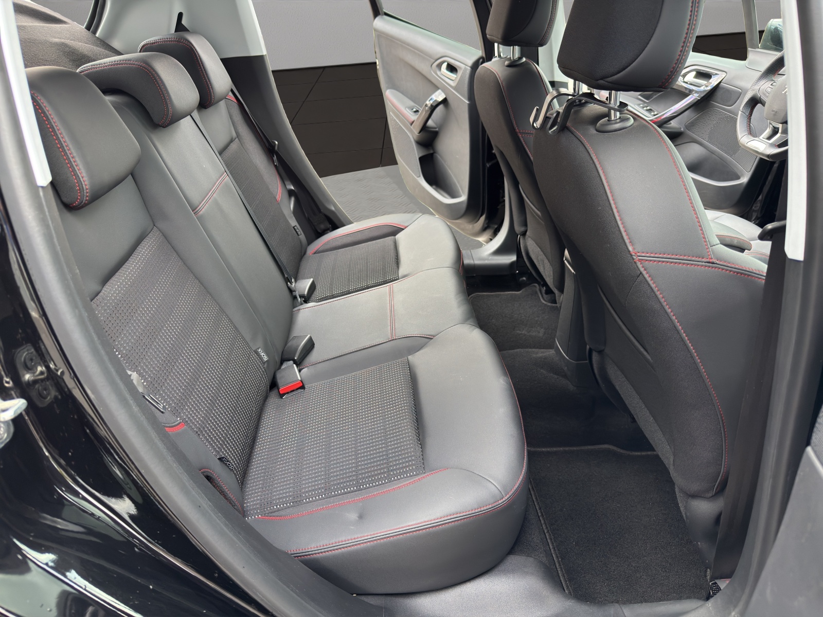 PEUGEOT 208 1.2 PureTech GT Line-image-17