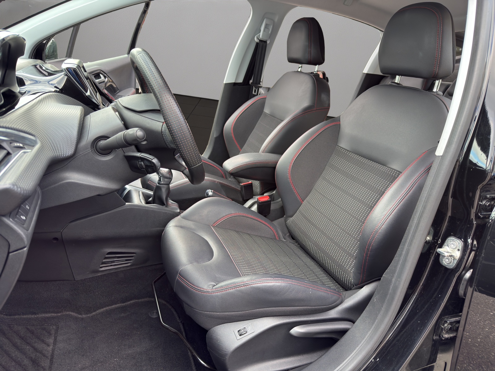 PEUGEOT 208 1.2 PureTech GT Line-image-8