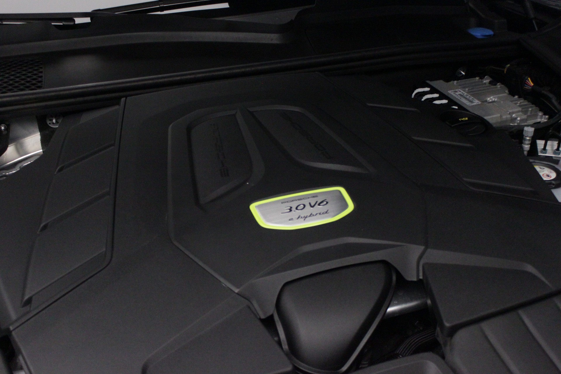PORSCHE Cayenne E-Hybrid-image-24