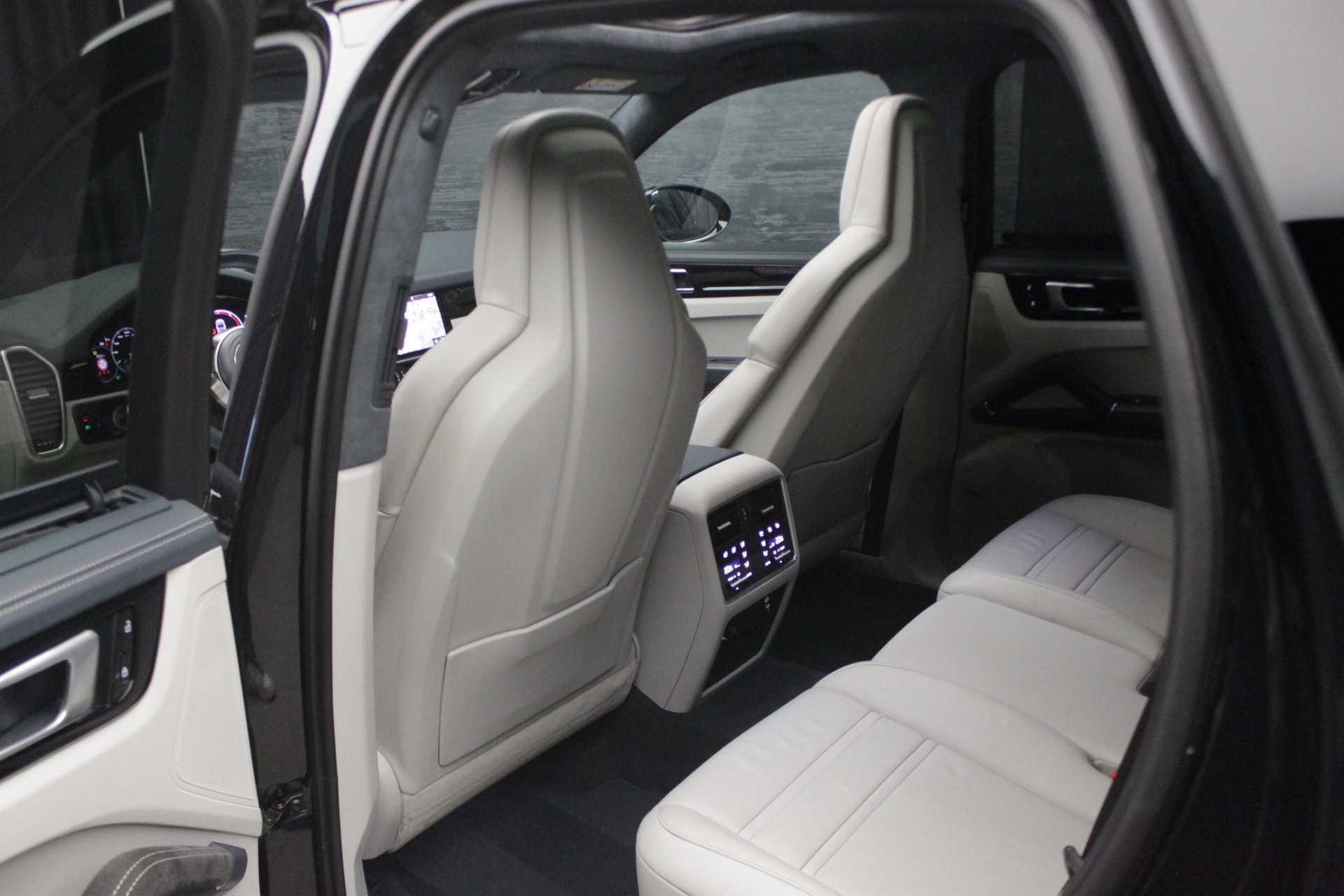 PORSCHE Cayenne E-Hybrid-image-18
