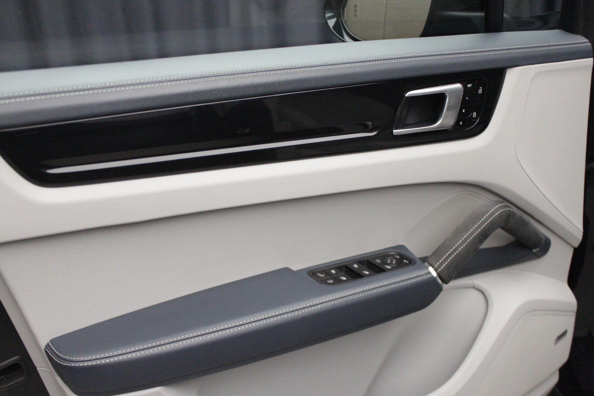 PORSCHE Cayenne E-Hybrid-image-19