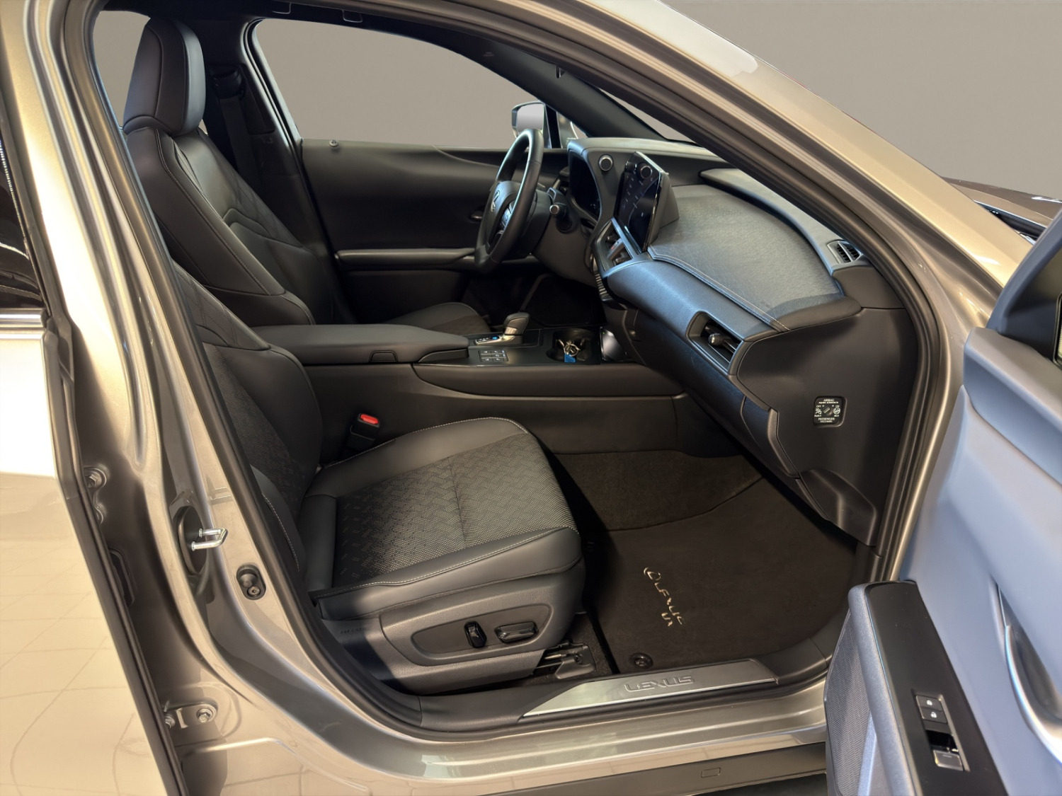 LEXUS UX 300h excellence AWD-image-11
