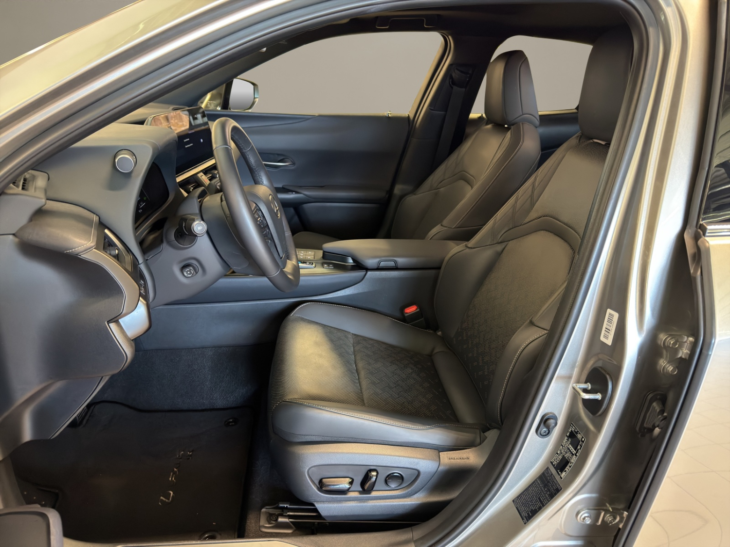 LEXUS UX 300h excellence AWD-image-8
