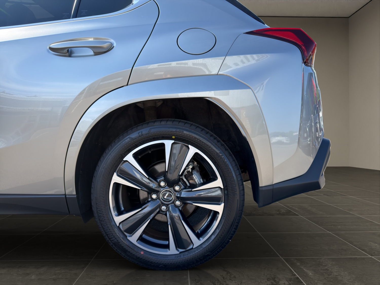 LEXUS UX 300h excellence AWD-image-25