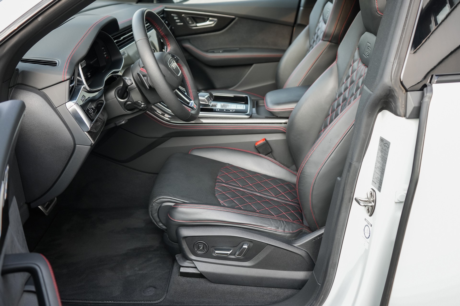 AUDI SQ8 Competition TFSI quattro tiptronic-image-9