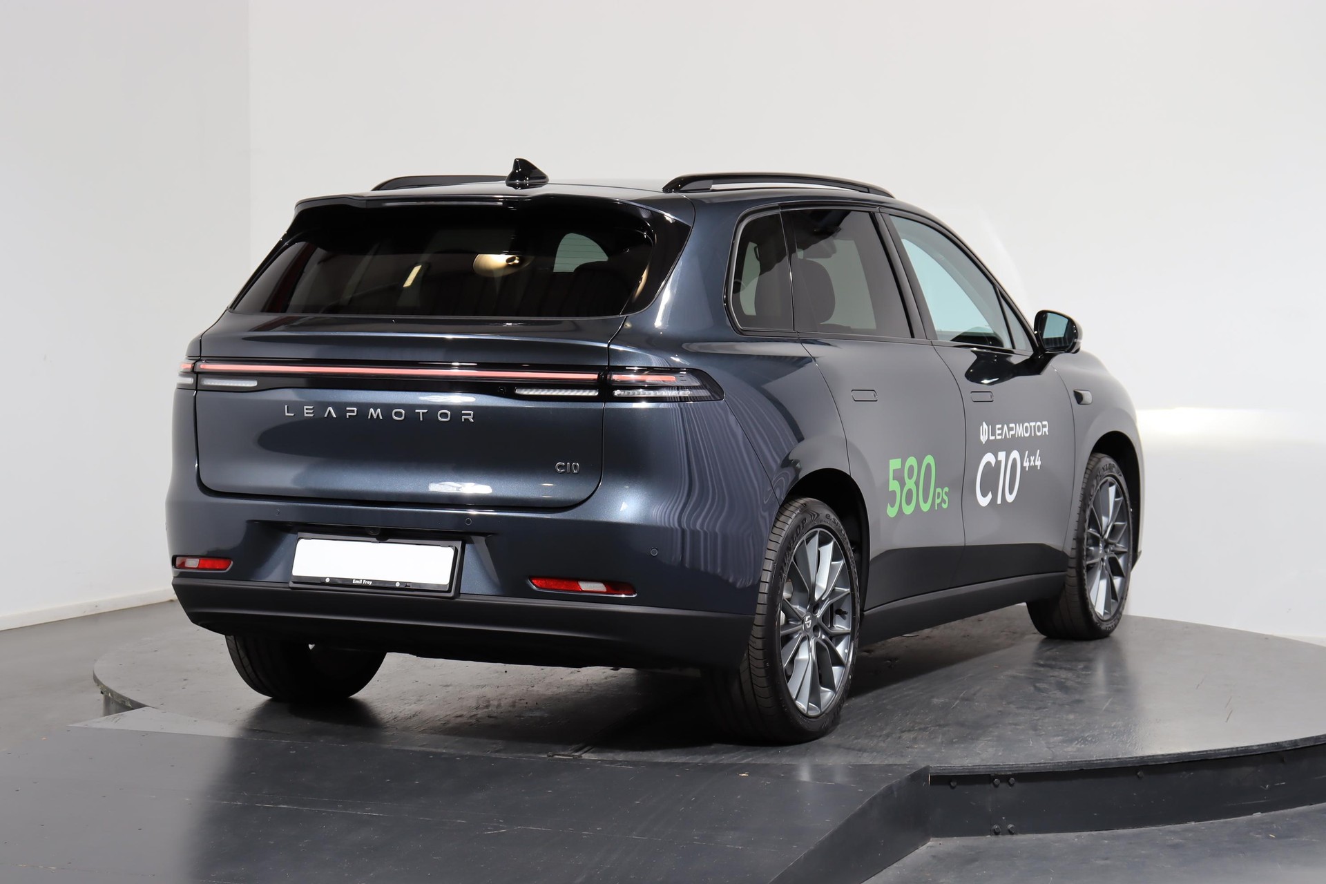 LEAPMOTOR C10 EV AWD-image-2