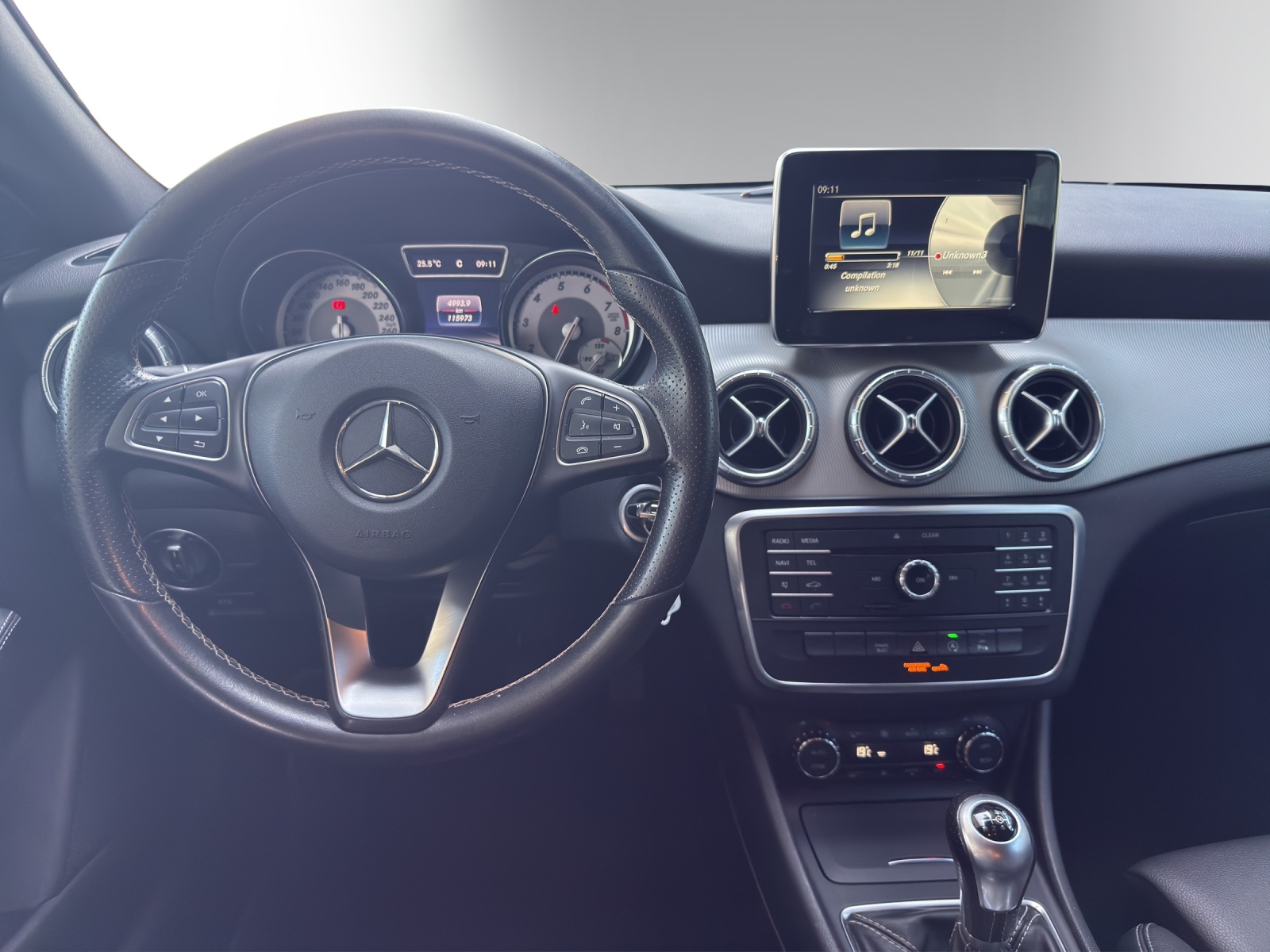 MERCEDES-BENZ CLA 180 Urban-image-11