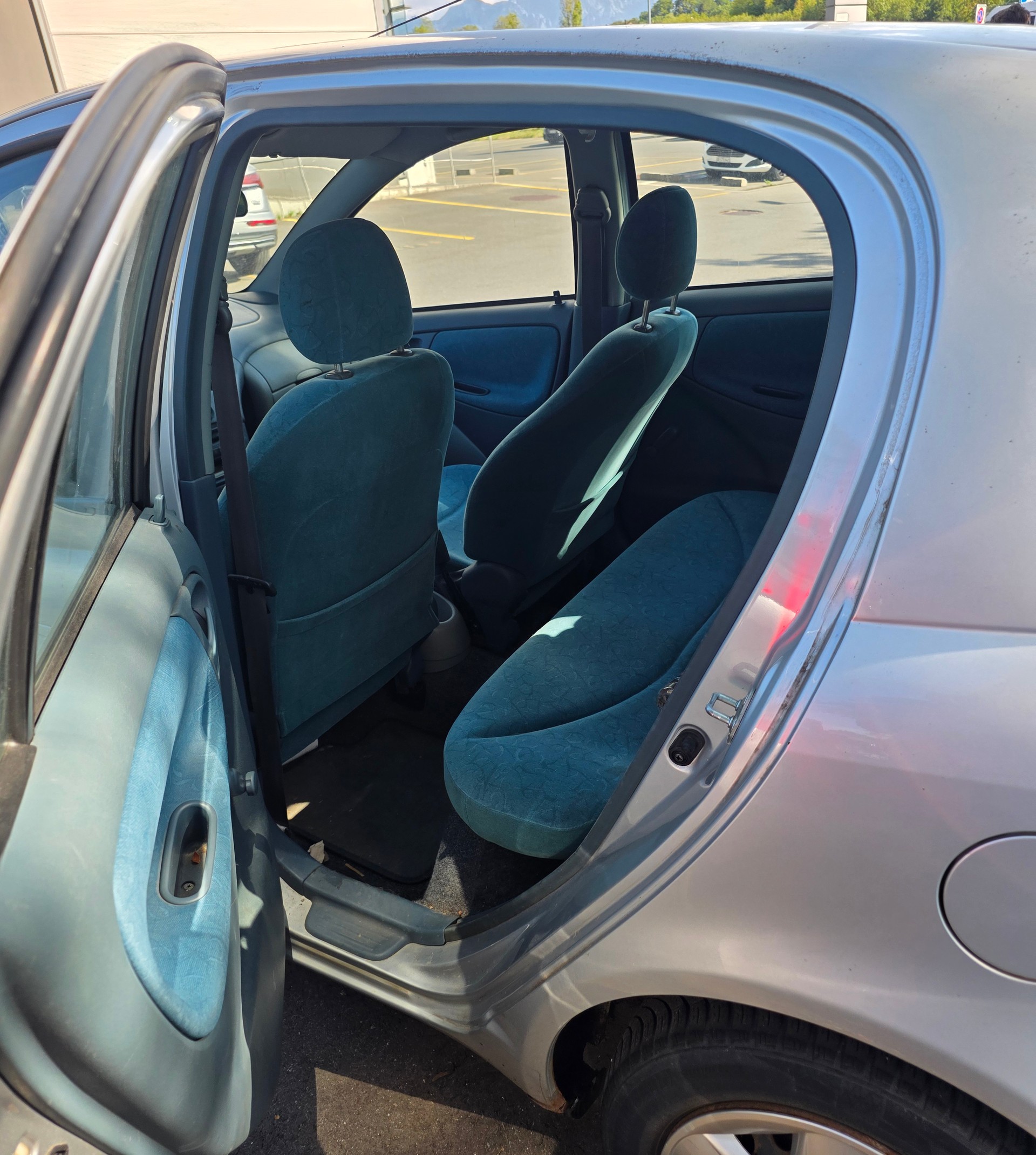 TOYOTA Yaris 1.0 Linea Terra-image-2