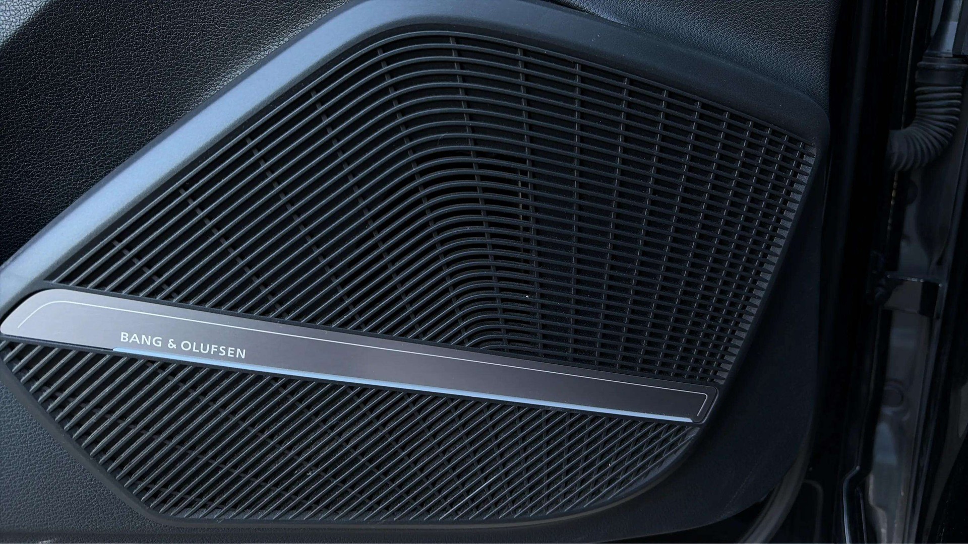 AUDI Q5 40 TDI Black Edition quattro S-tronic S line mit Werksgarantie & AHK + B&O Soundsystem-image-25