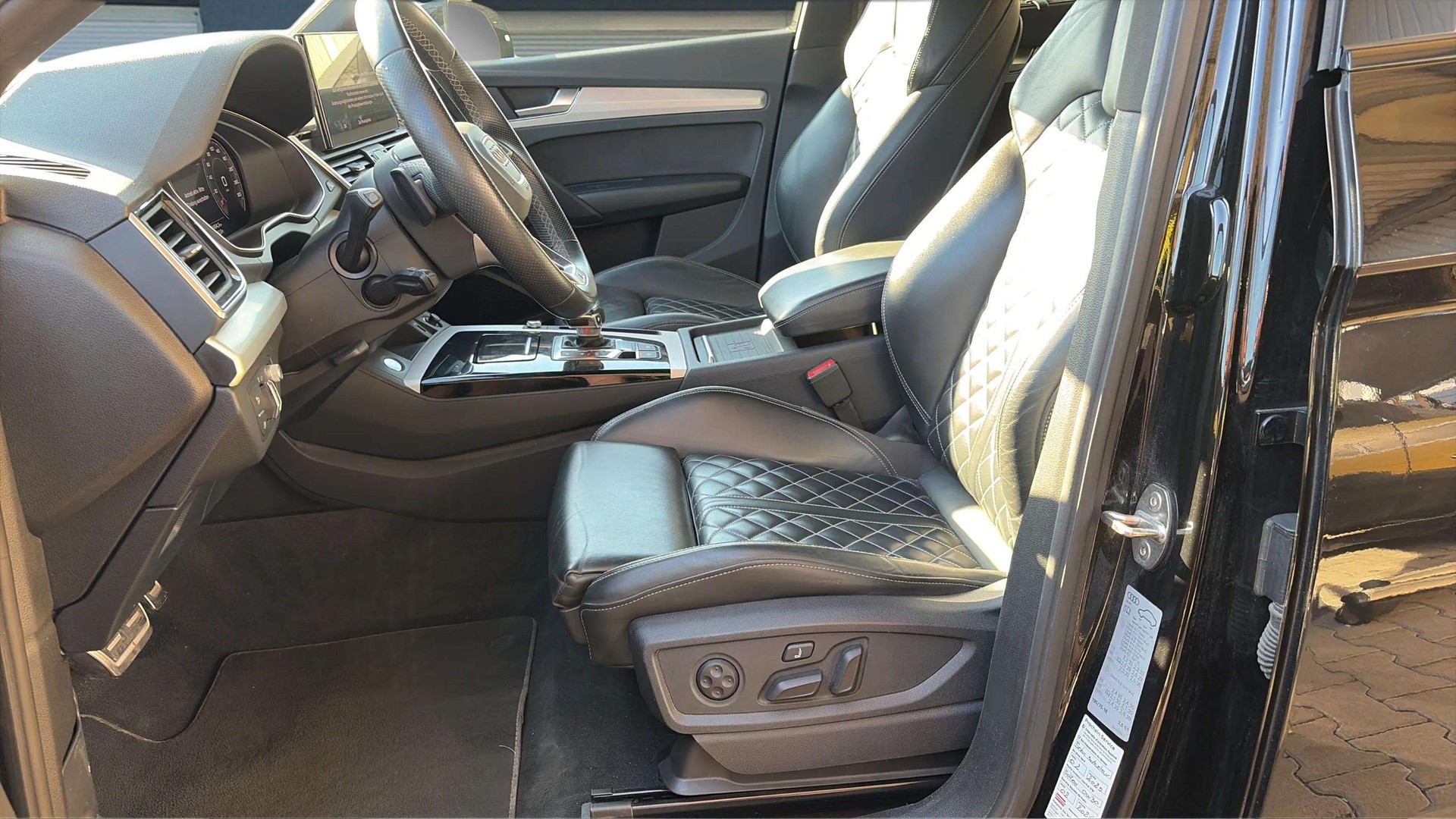 AUDI Q5 40 TDI Black Edition quattro S-tronic S line mit Werksgarantie & AHK + B&O Soundsystem-image-10