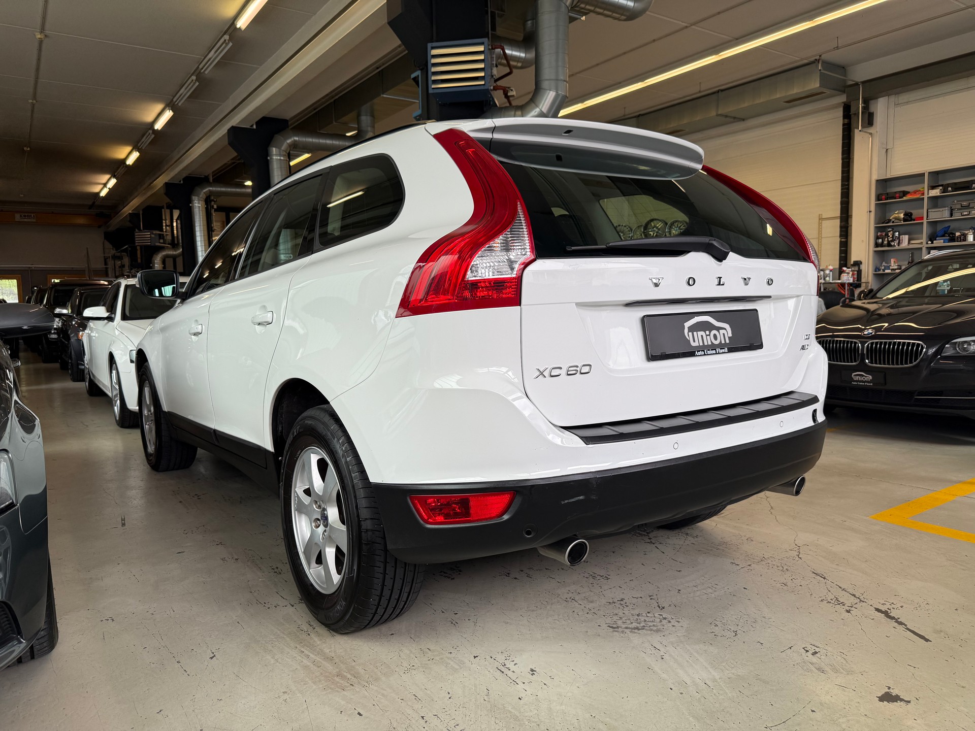 VOLVO XC60 D5 AWD Kinetic Geartronic-image-6