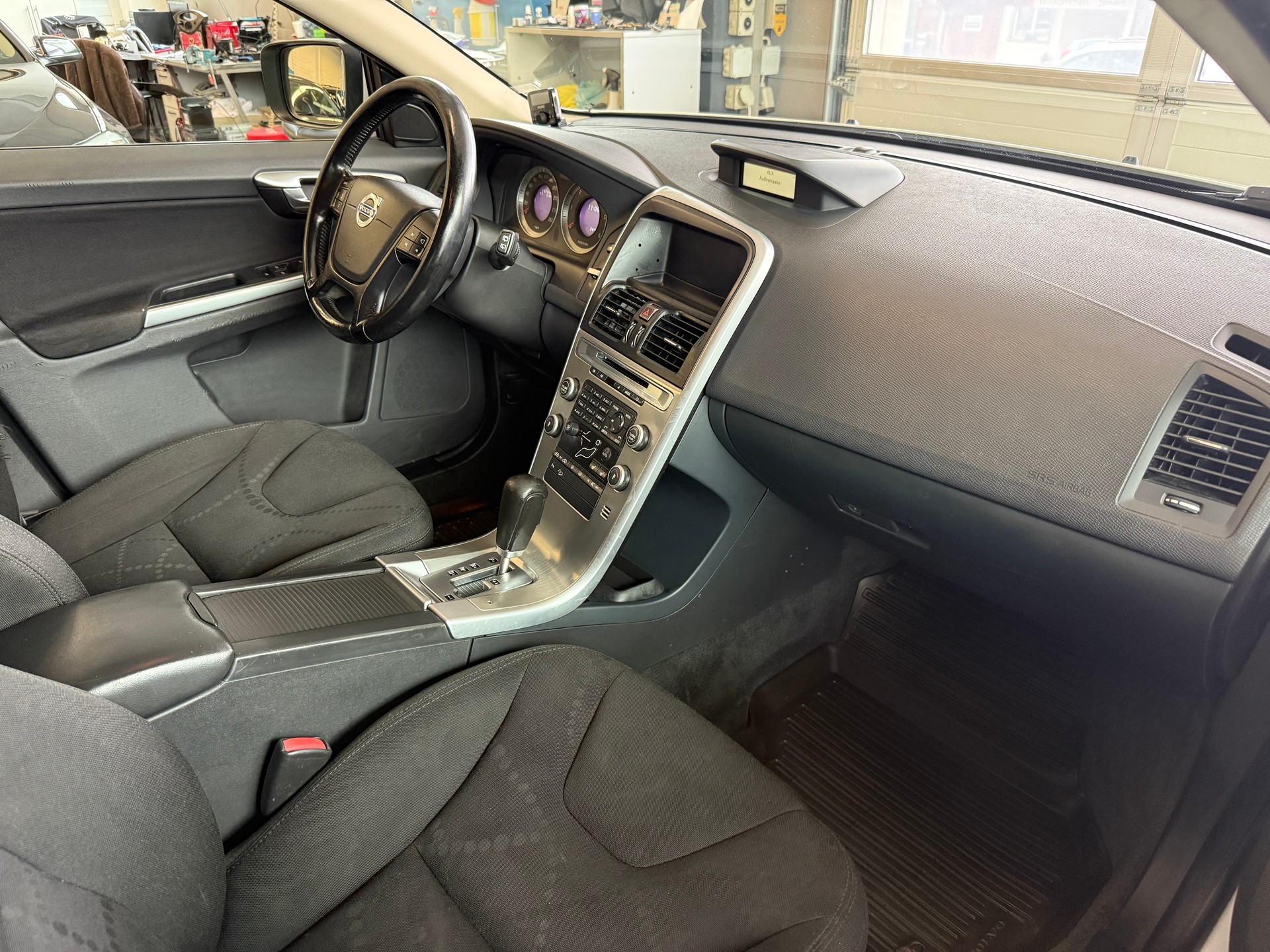 VOLVO XC60 D5 AWD Kinetic Geartronic-image-9