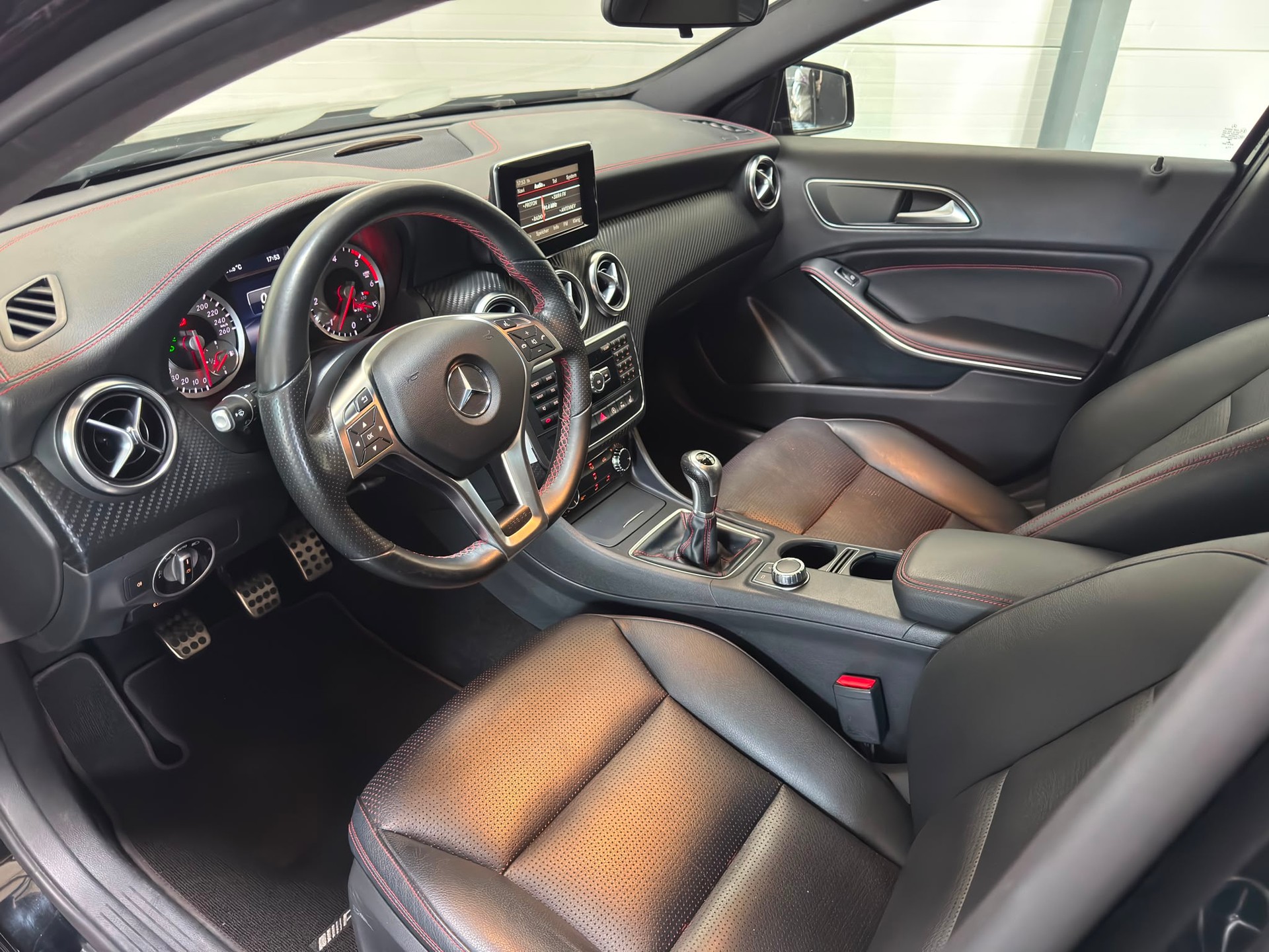 MERCEDES-BENZ A 200 CDI AMG Line-image-12