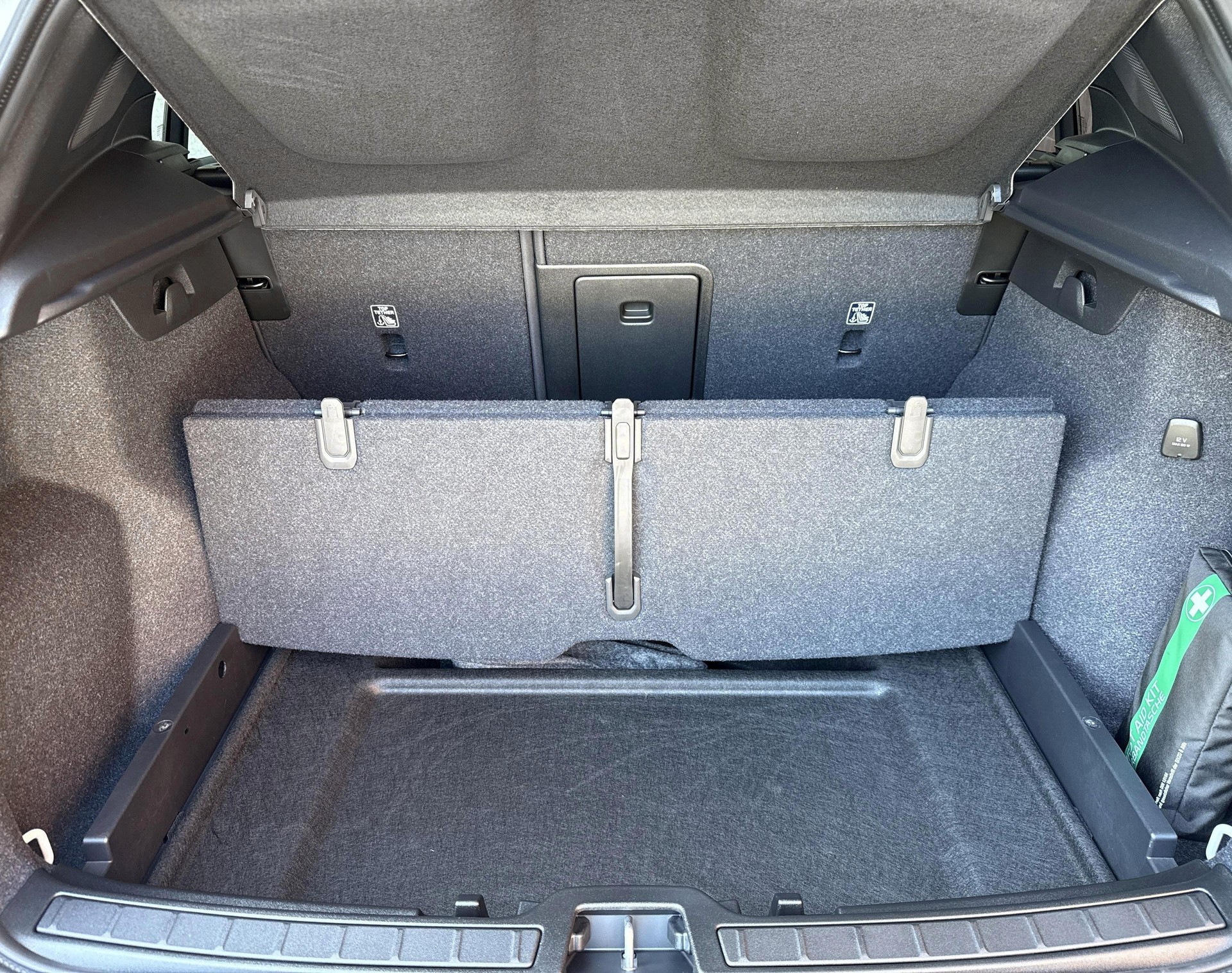 VOLVO XC40 2.0 B4 MH Black Edition-image-17