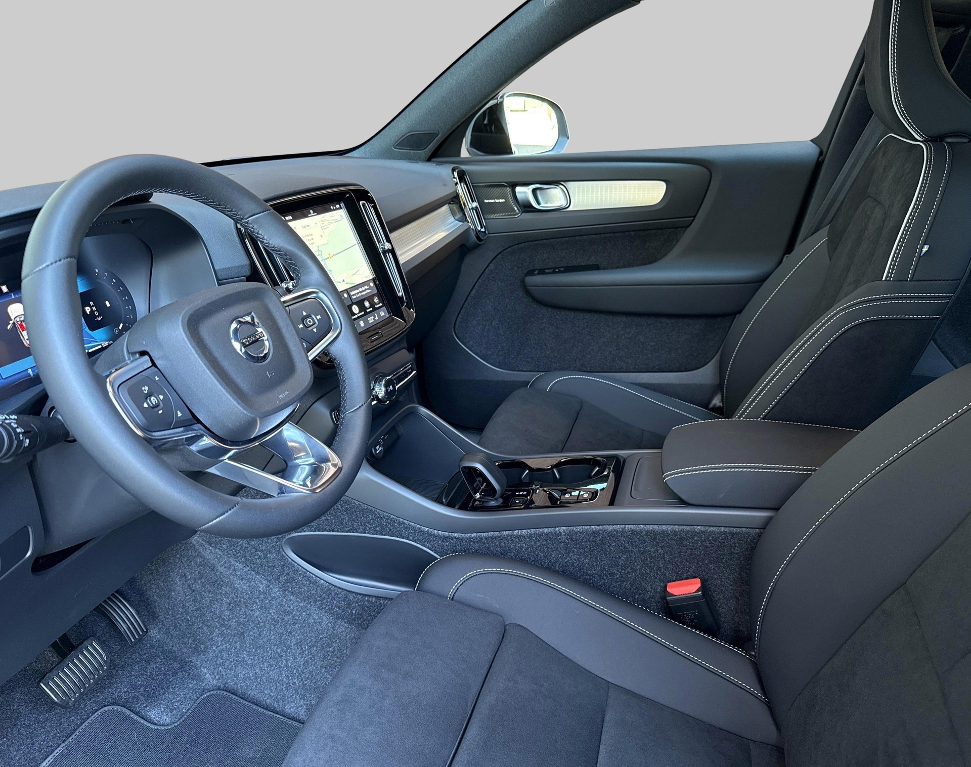 VOLVO XC40 2.0 B4 MH Black Edition-image-2