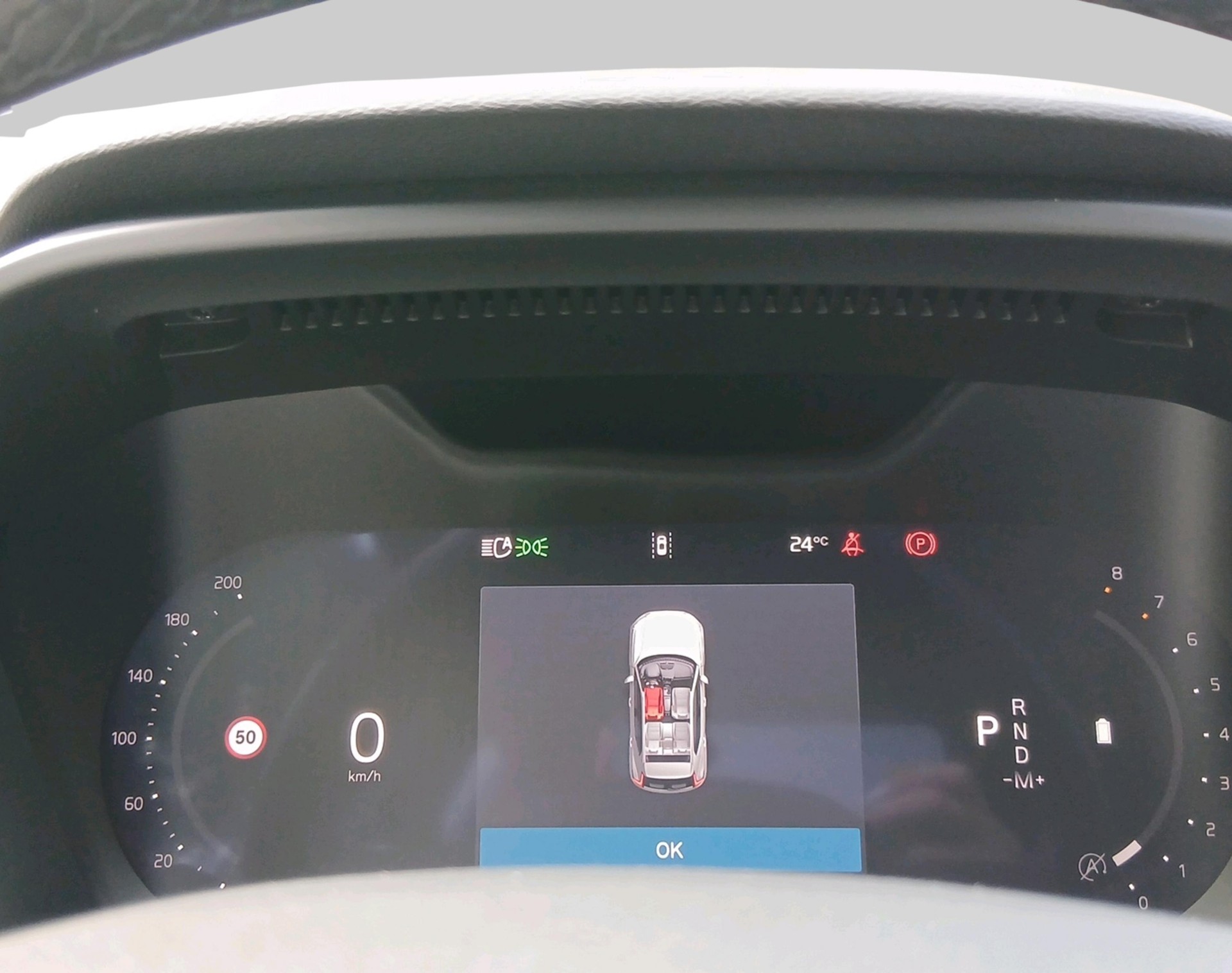 VOLVO XC40 2.0 B4 MH Black Edition-image-14